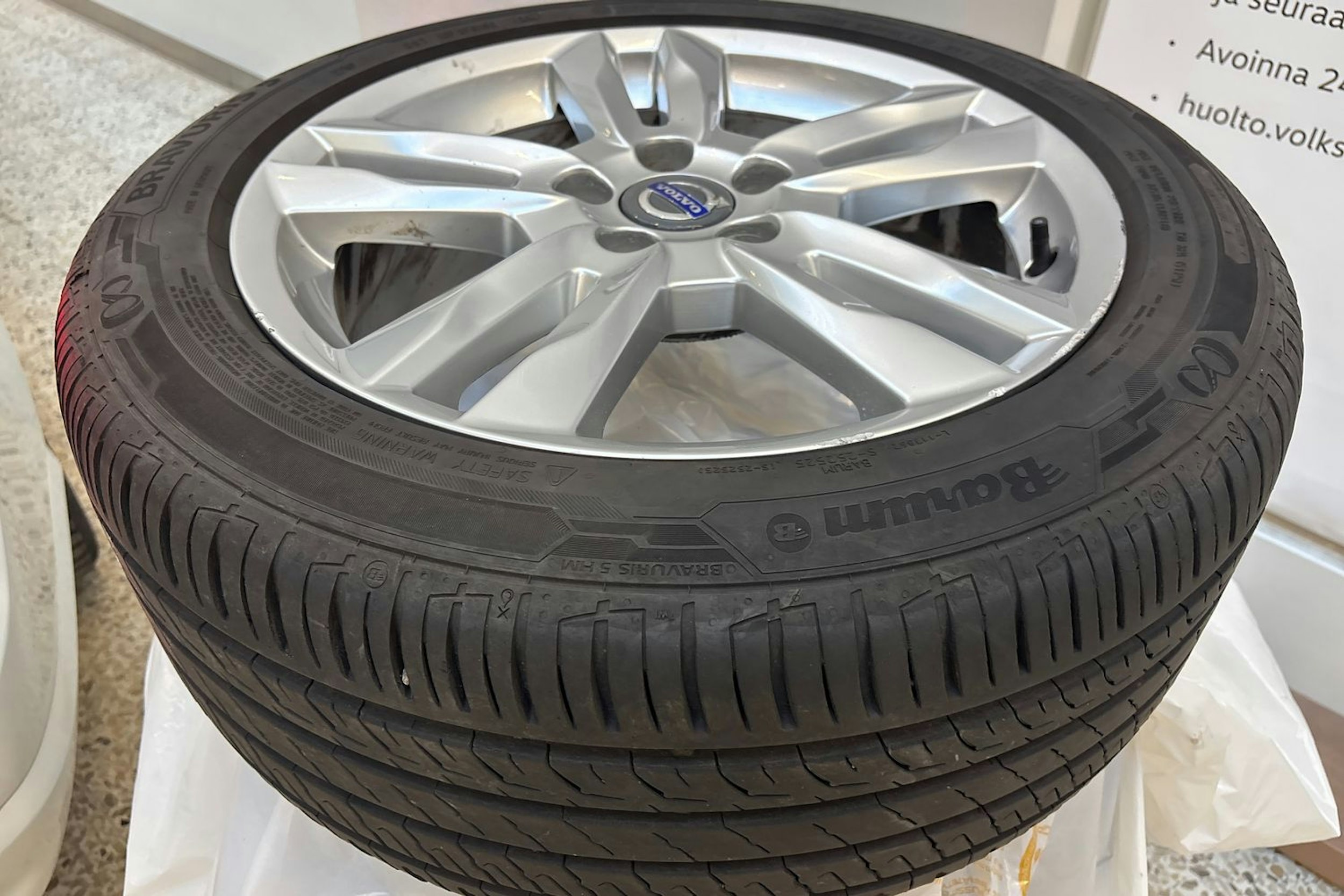 valkoinen Volvo V70 2012 kuva 14.