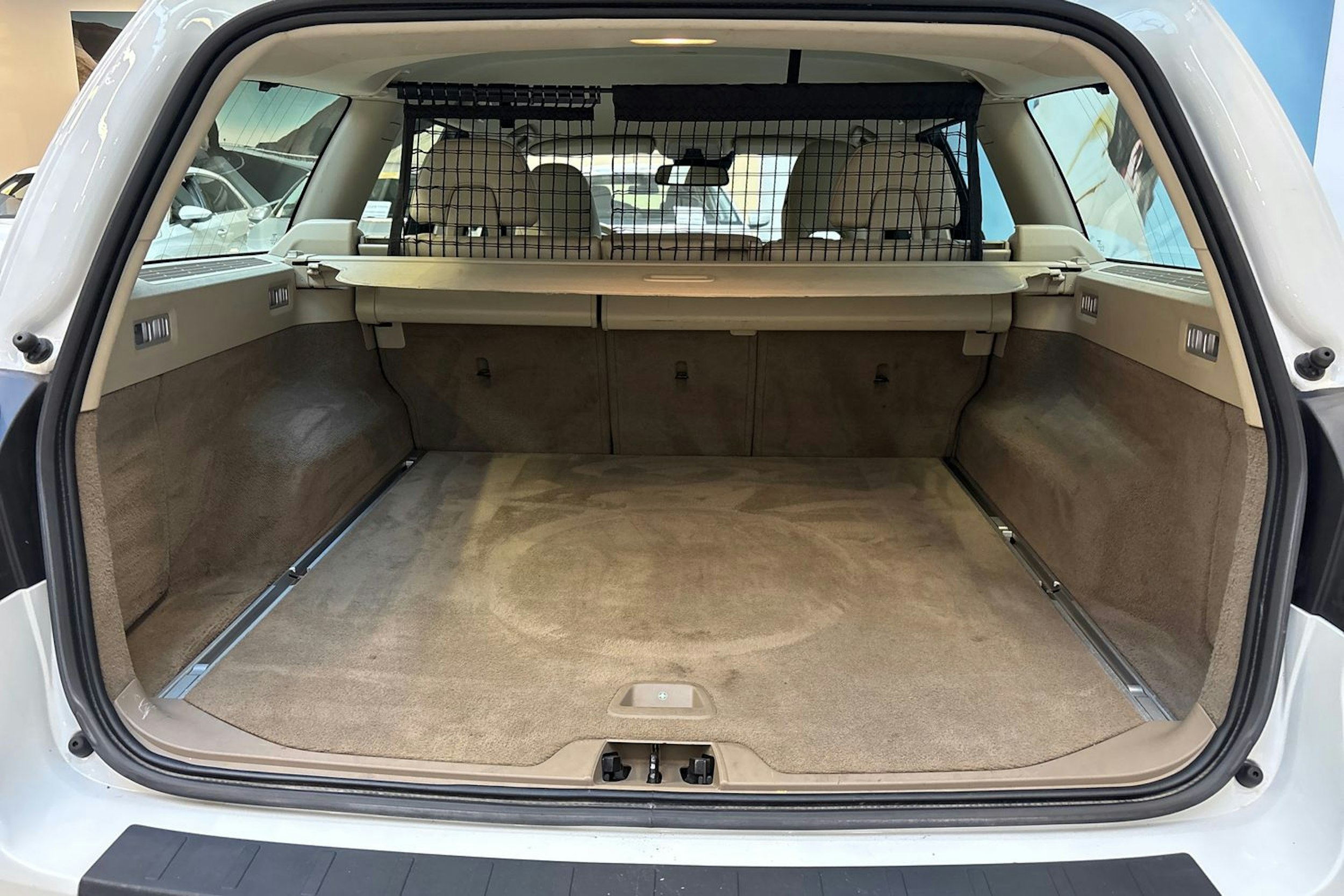 valkoinen Volvo V70 2012 kuva 15.