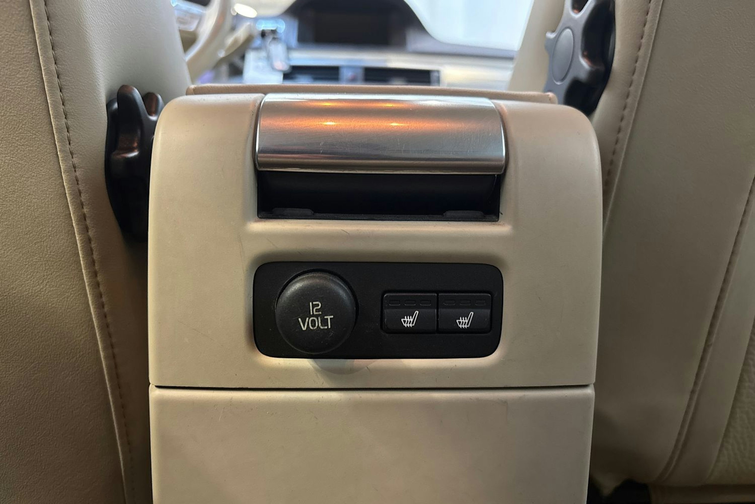 valkoinen Volvo V70 2012 kuva 16.