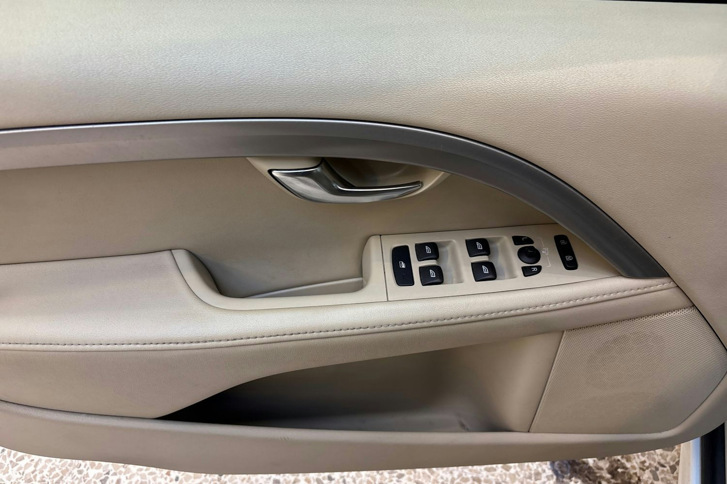 valkoinen Volvo V70 2012 kuva 17.