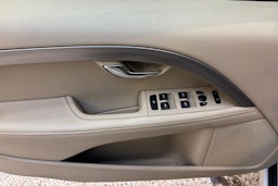 valkoinen Volvo V70 2012 kuva 17.