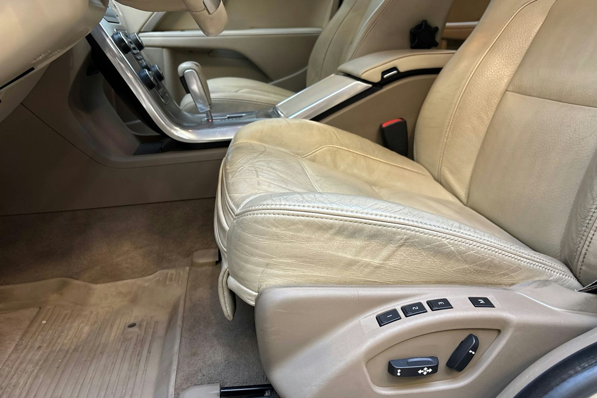 valkoinen Volvo V70 2012 kuva 18.