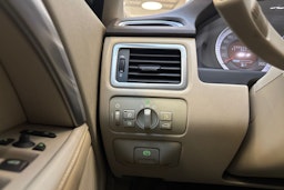 valkoinen Volvo V70 2012 kuva 19.