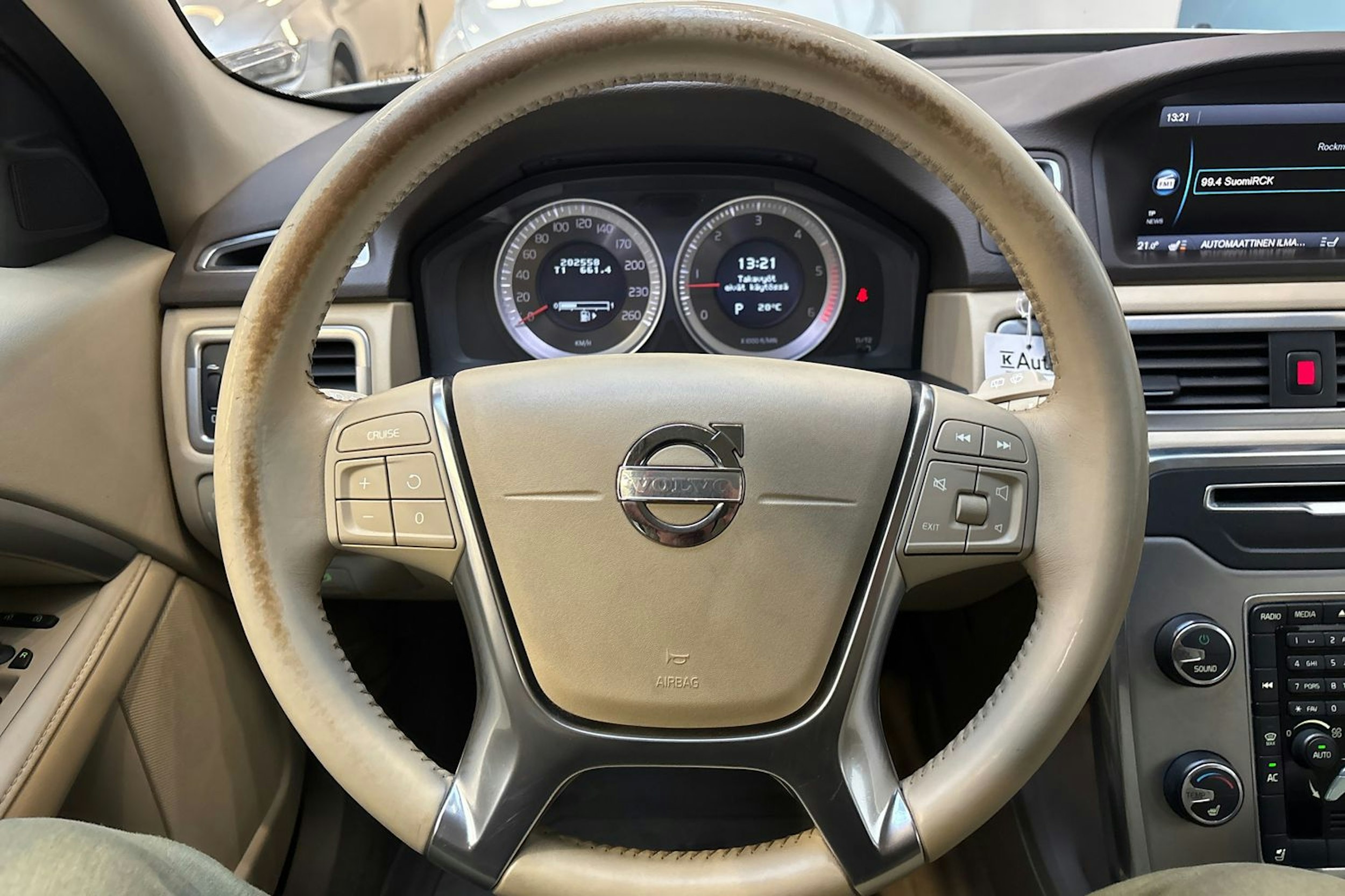 valkoinen Volvo V70 2012 kuva 20.