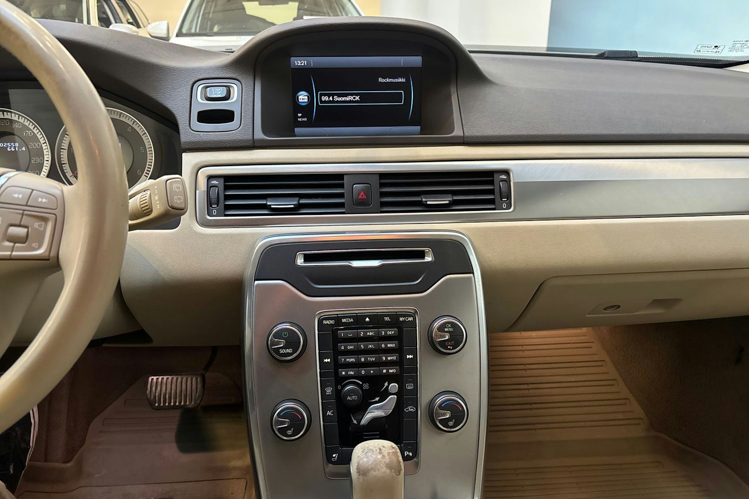 valkoinen Volvo V70 2012 kuva 22.