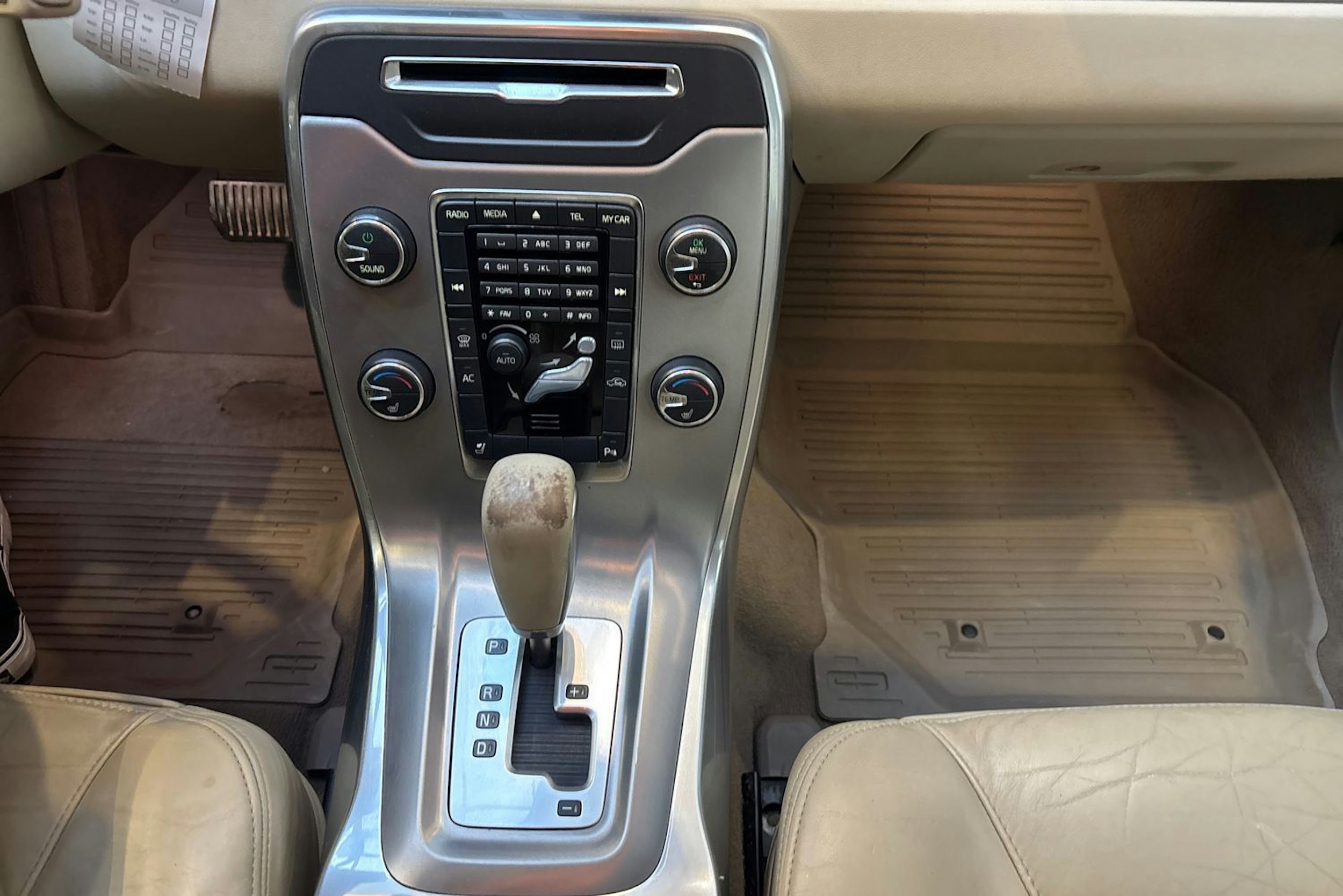 valkoinen Volvo V70 2012 kuva 23.