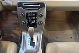 valkoinen Volvo V70 2012 kuva 23.