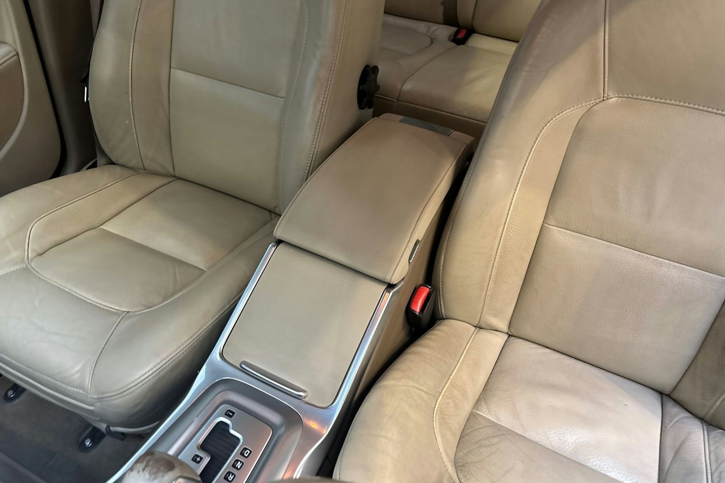 valkoinen Volvo V70 2012 kuva 24.