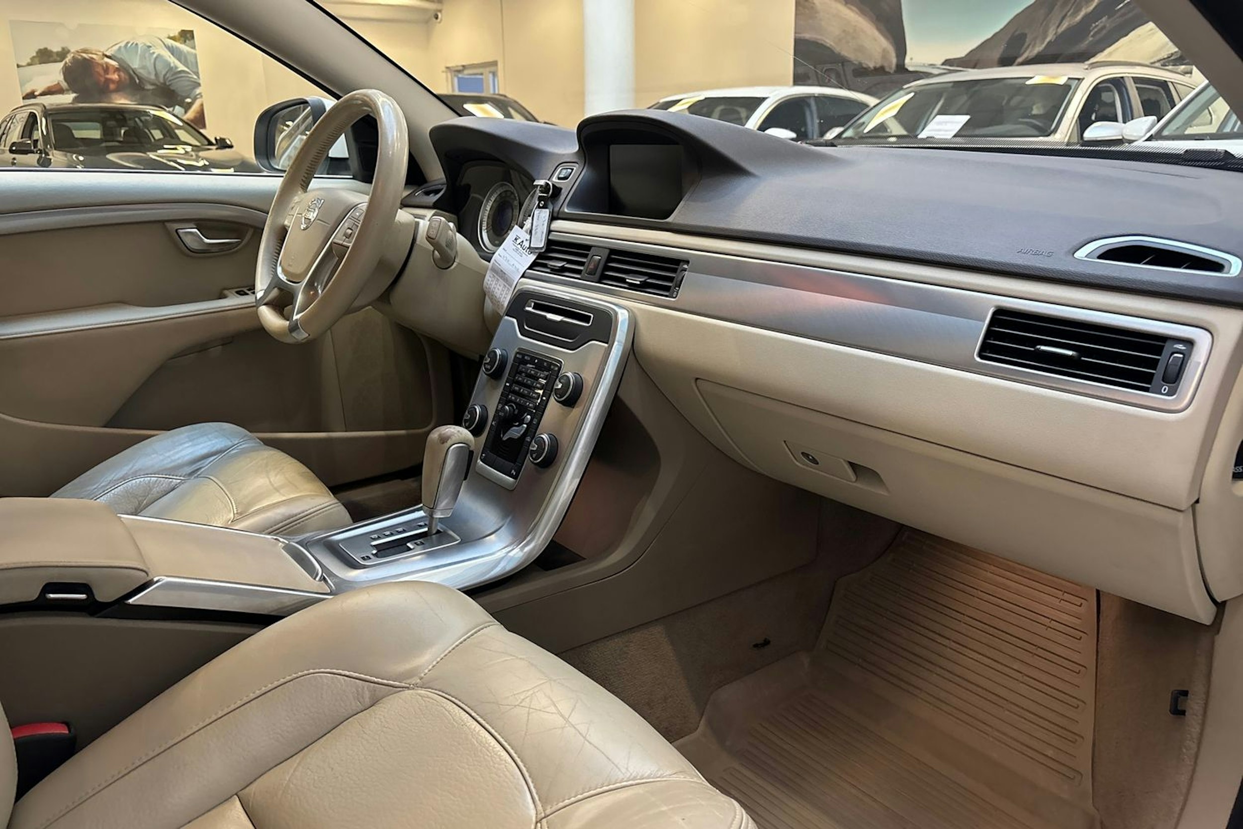 valkoinen Volvo V70 2012 kuva 25.