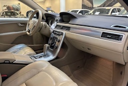 valkoinen Volvo V70 2012 kuva 25.