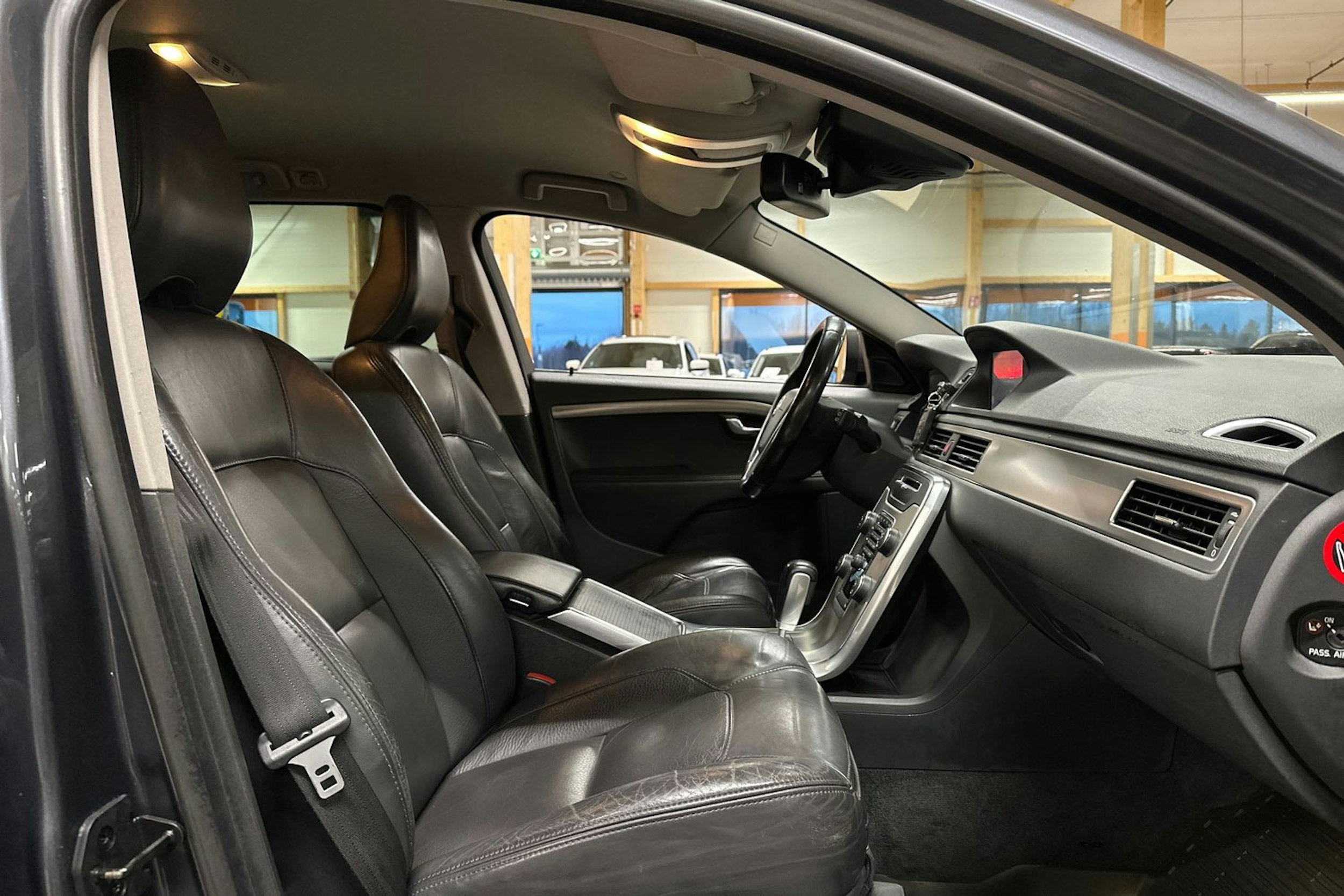 harmaa Volvo V70 2012 kuva 13.