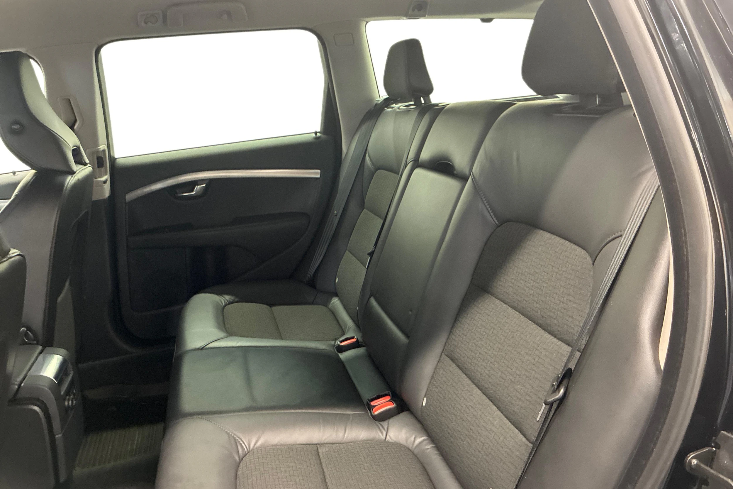 musta Volvo V70 2012 kuva 11.
