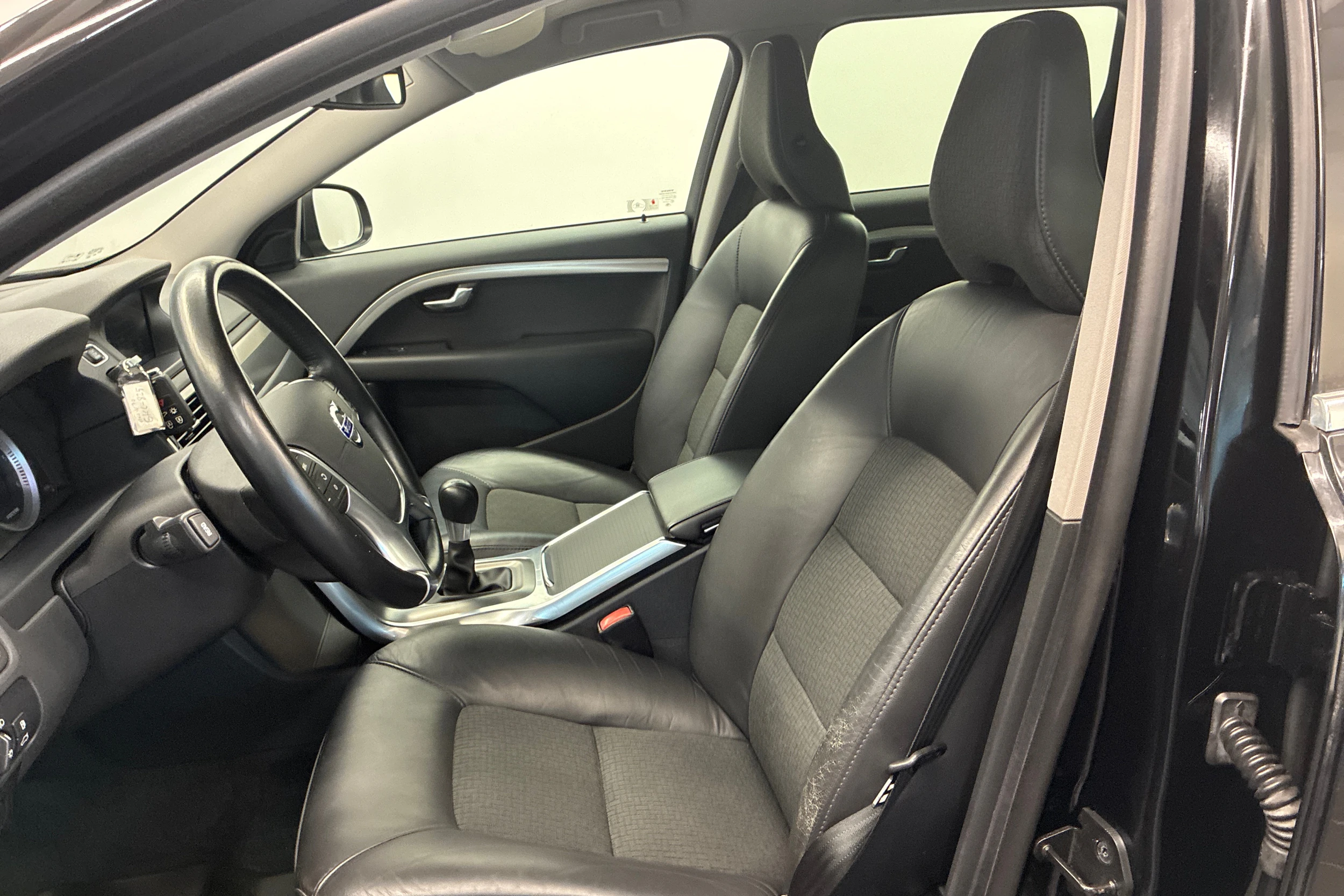 musta Volvo V70 2012 kuva 15.