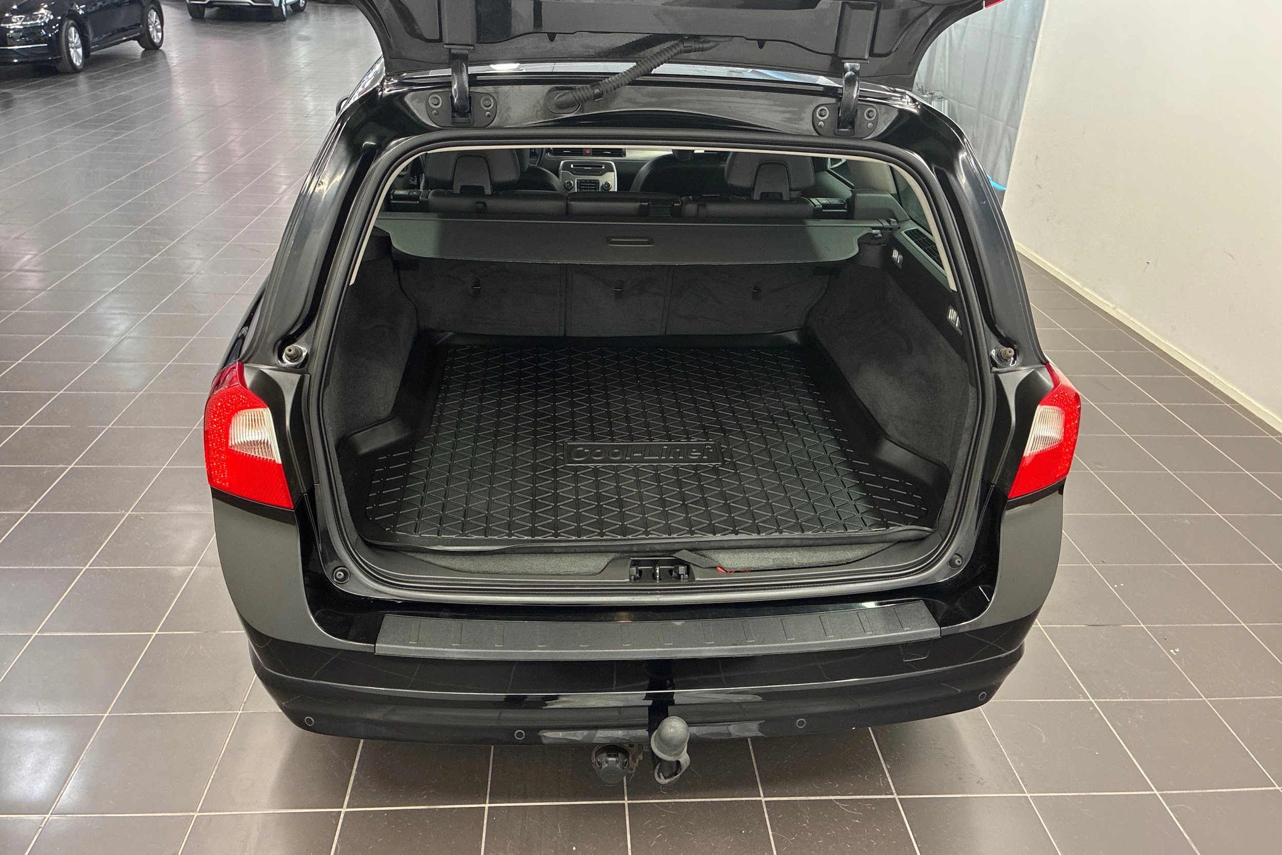 musta Volvo V70 2012 kuva 19.