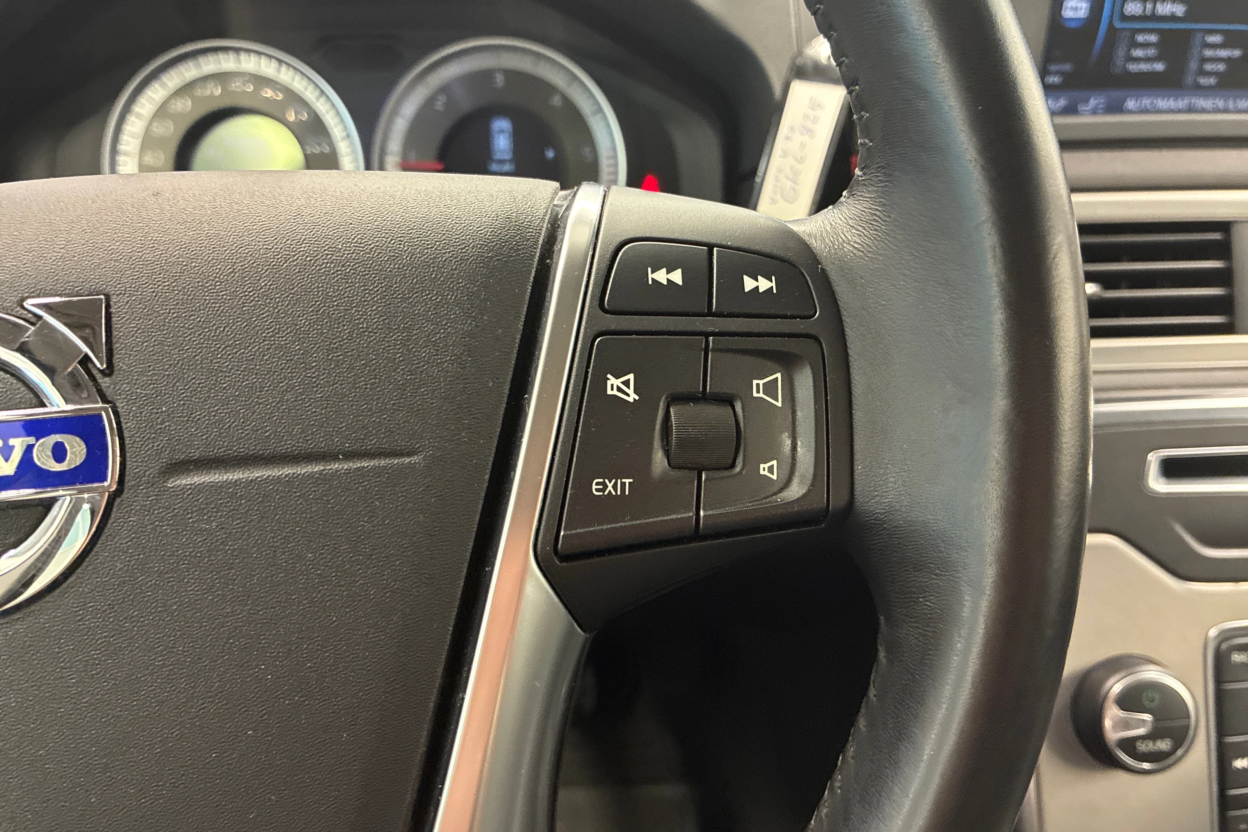 musta Volvo V70 2012 kuva 23.
