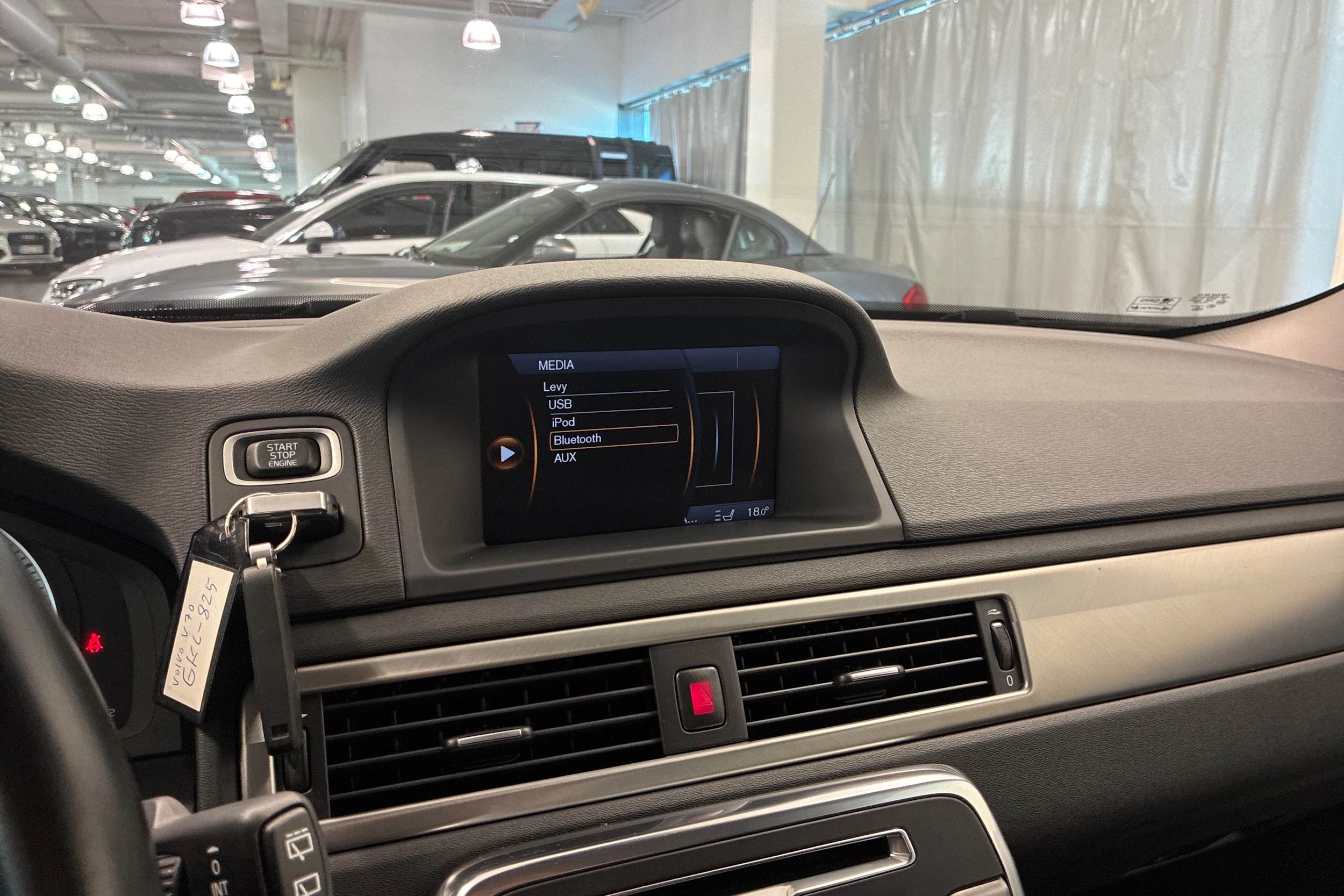 musta Volvo V70 2012 kuva 25.