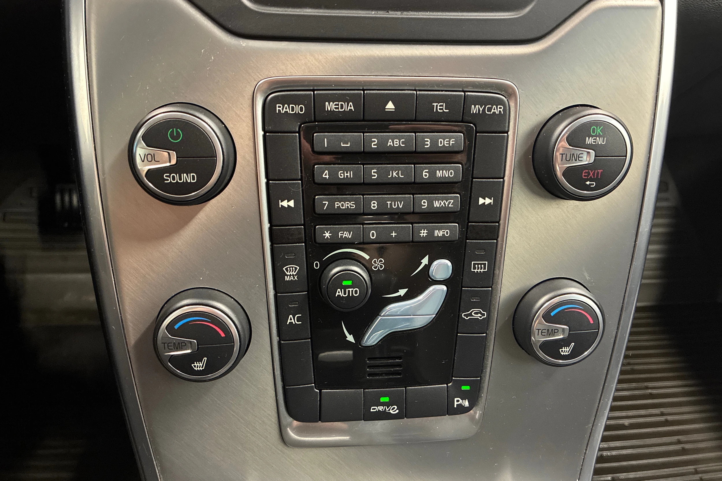 musta Volvo V70 2012 kuva 26.