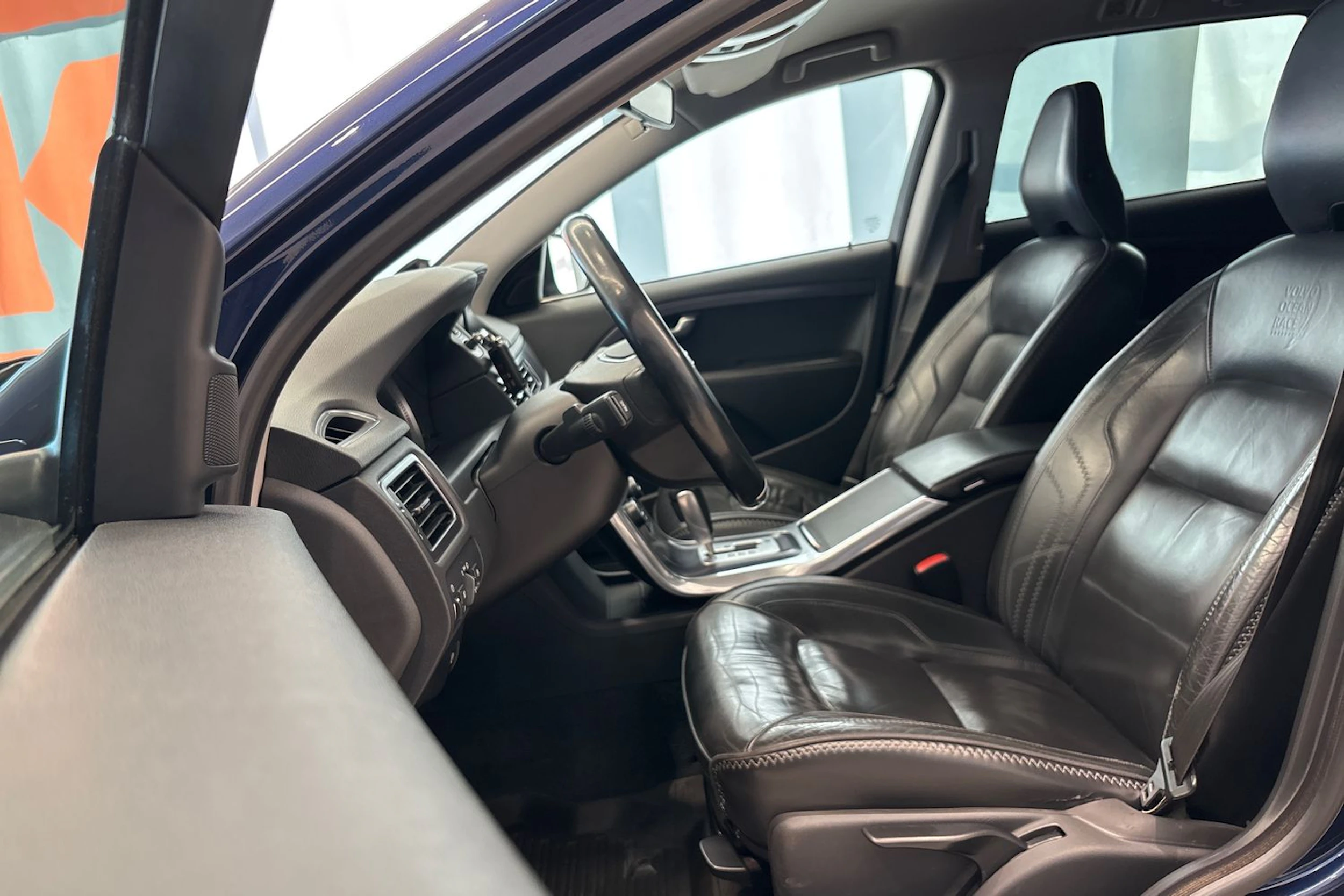 sininen Volvo V70 2012 kuva 13.