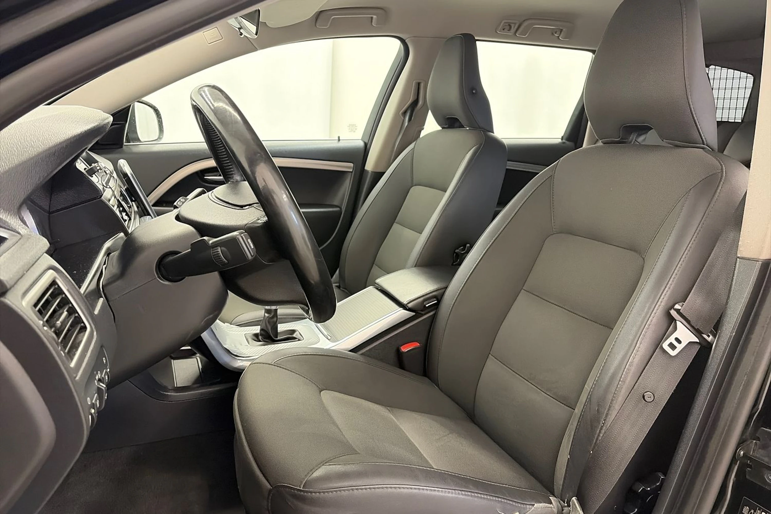 musta Volvo V70 2012 kuva 16.