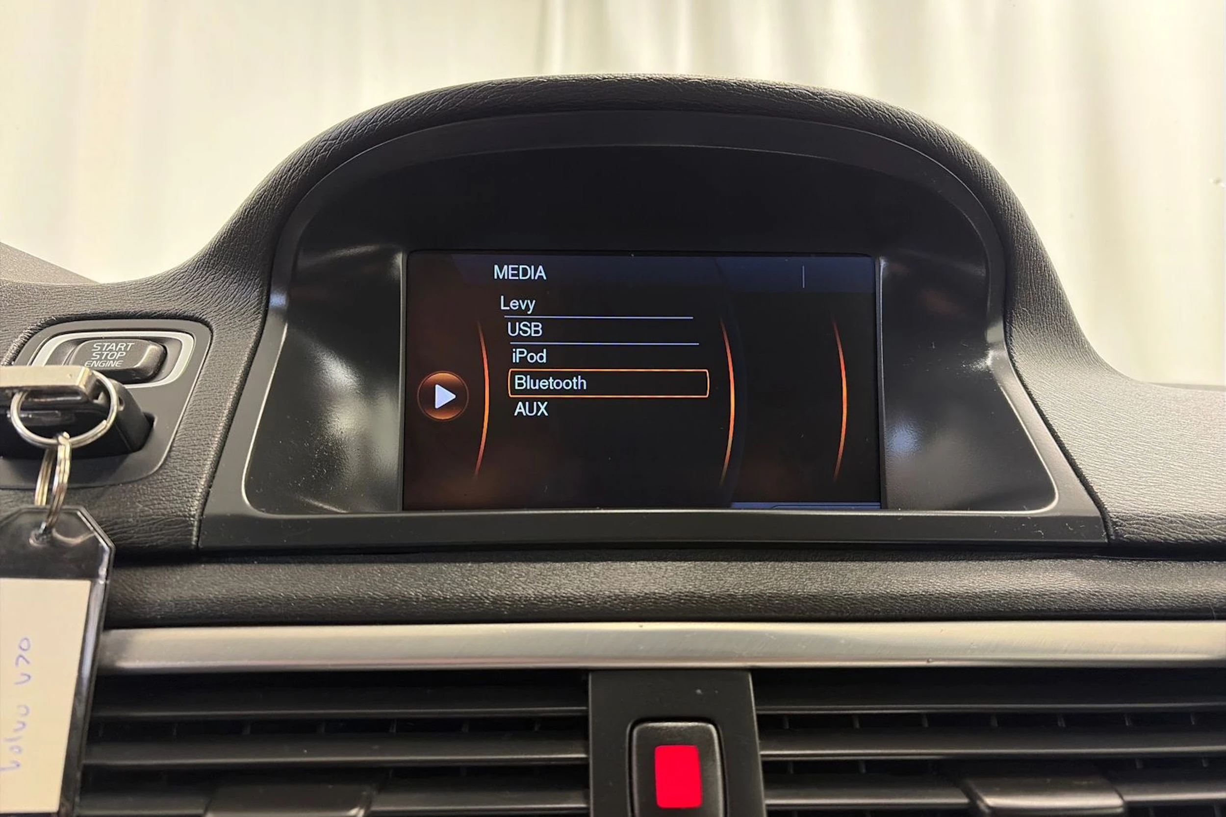 musta Volvo V70 2012 kuva 20.