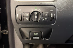 musta Volvo V70 2012 kuva 26.