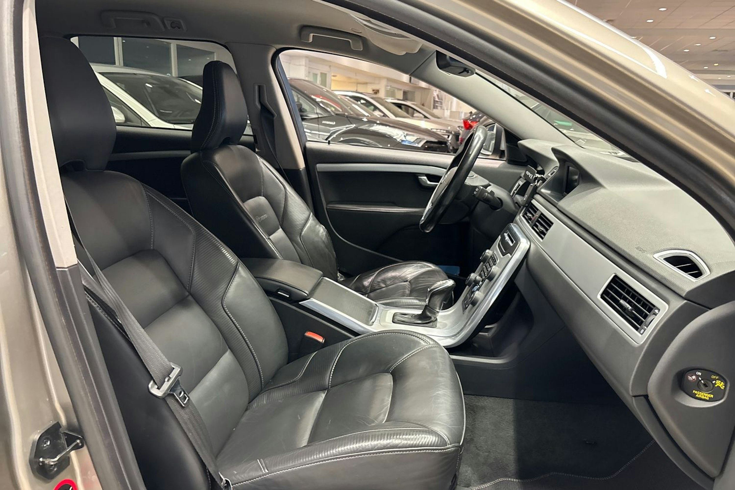 Ruskea (beige) Volvo V70 2012 kuva 24.