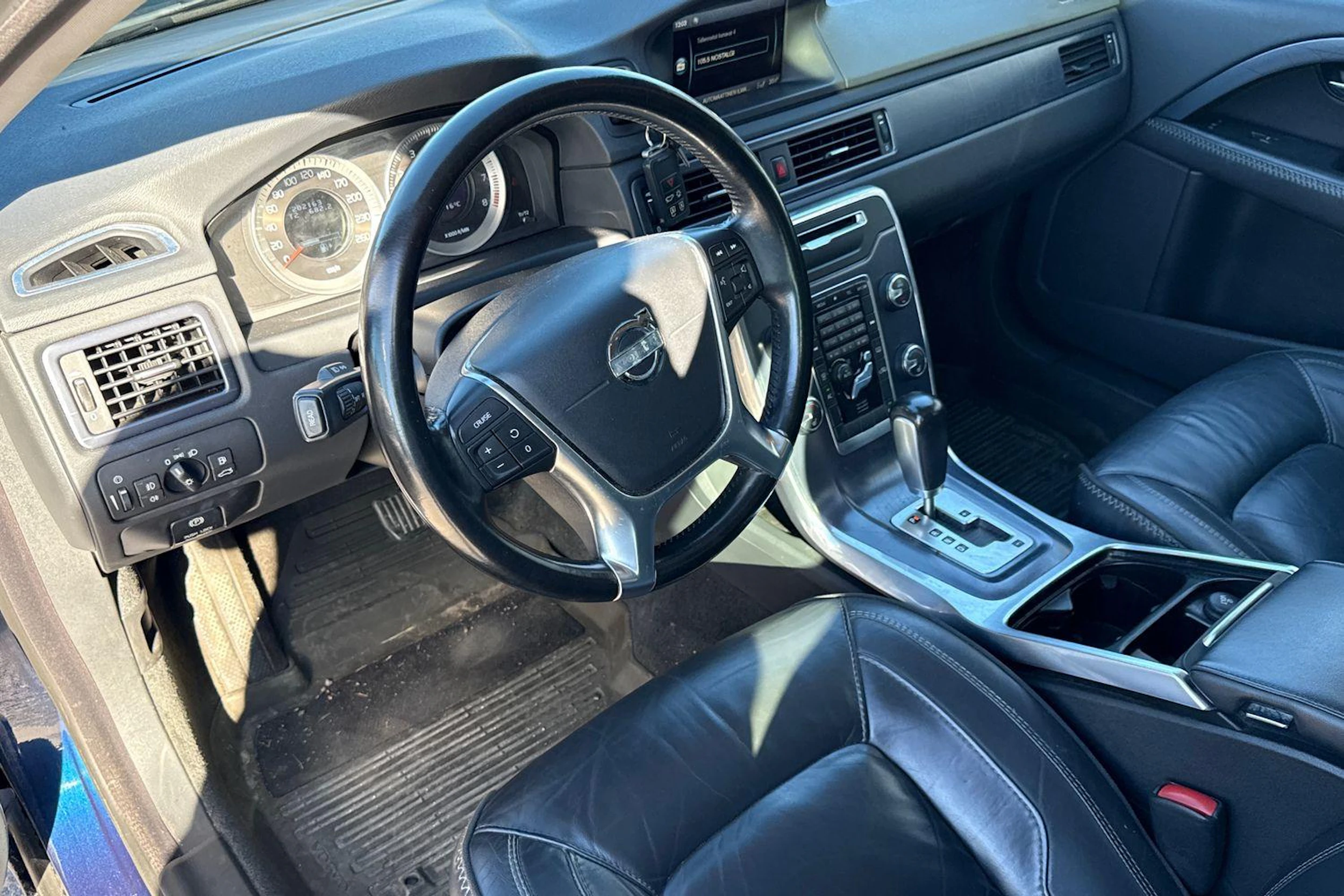 Sininen Volvo V70 2012 kuva 3.
