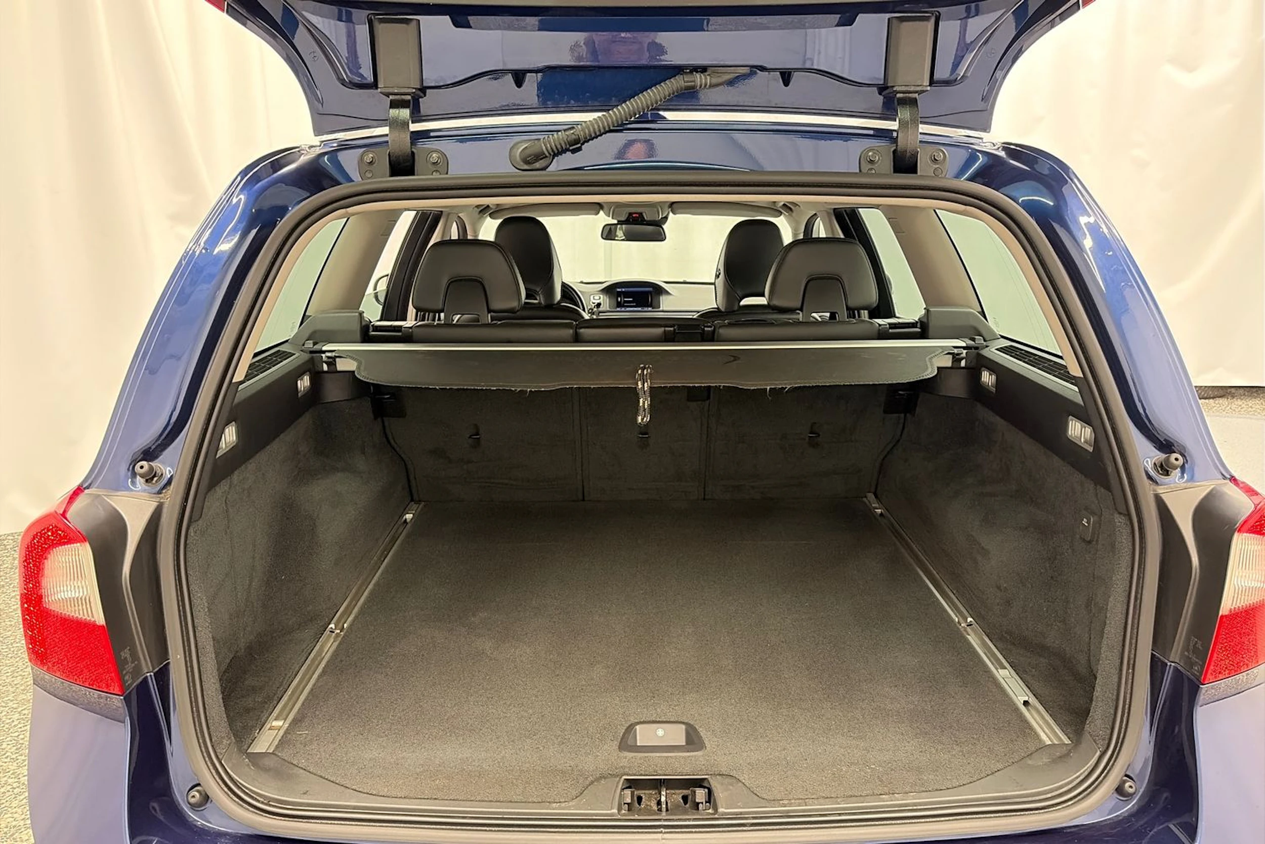 Sininen Volvo V70 2012 kuva 11.