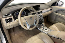valkoinen Volvo V70 2012 kuva 3.