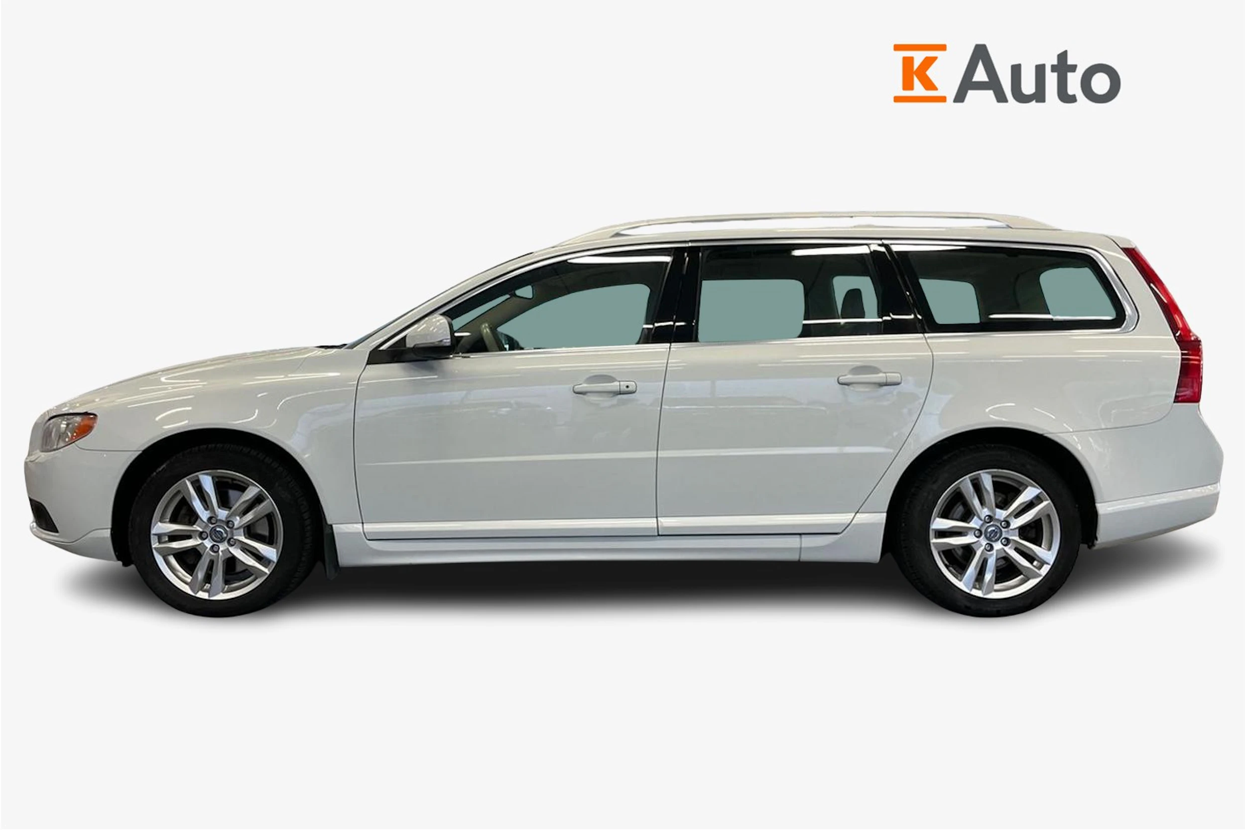 valkoinen Volvo V70 2012 kuva 5.