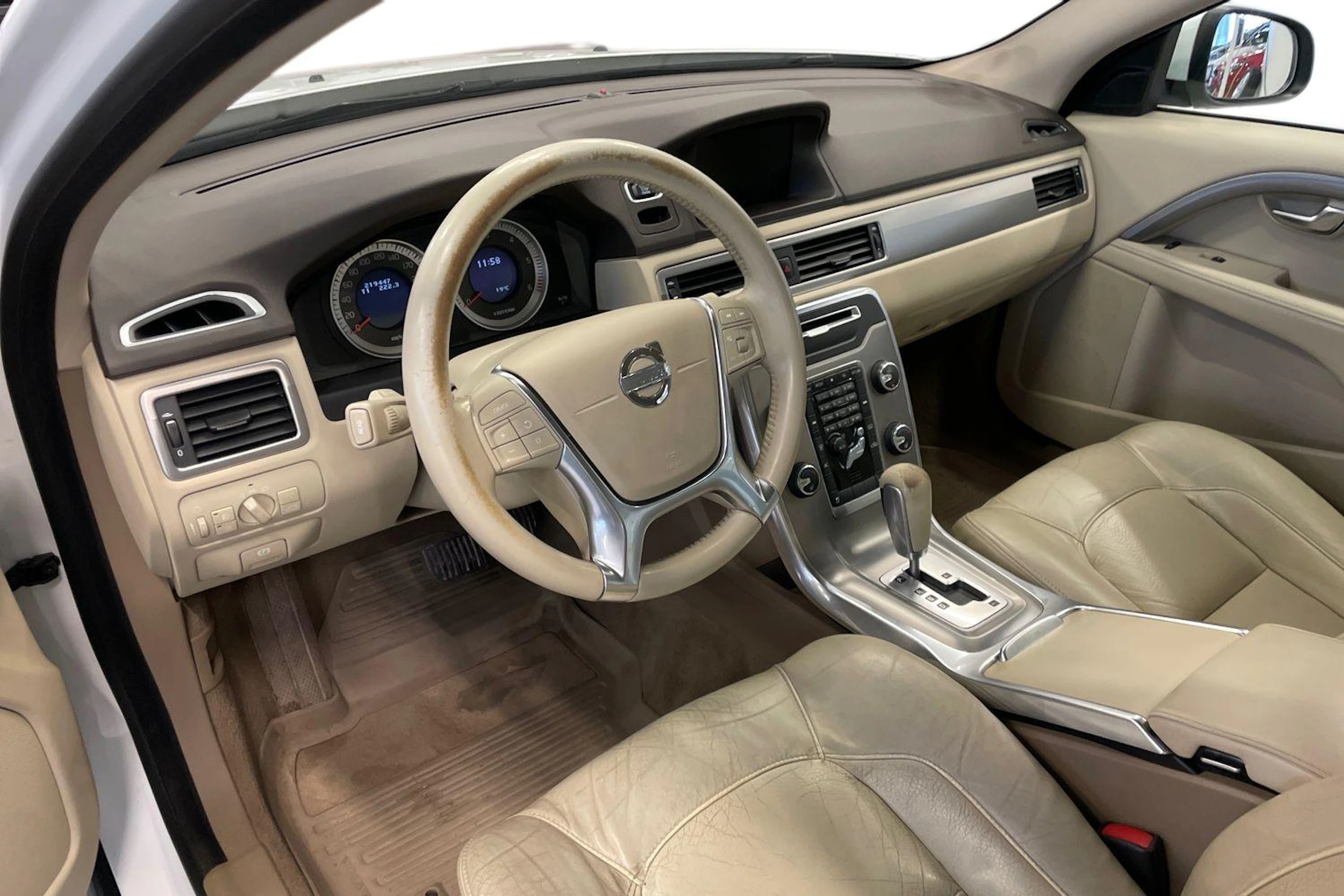 valkoinen Volvo V70 2012 kuva 6.