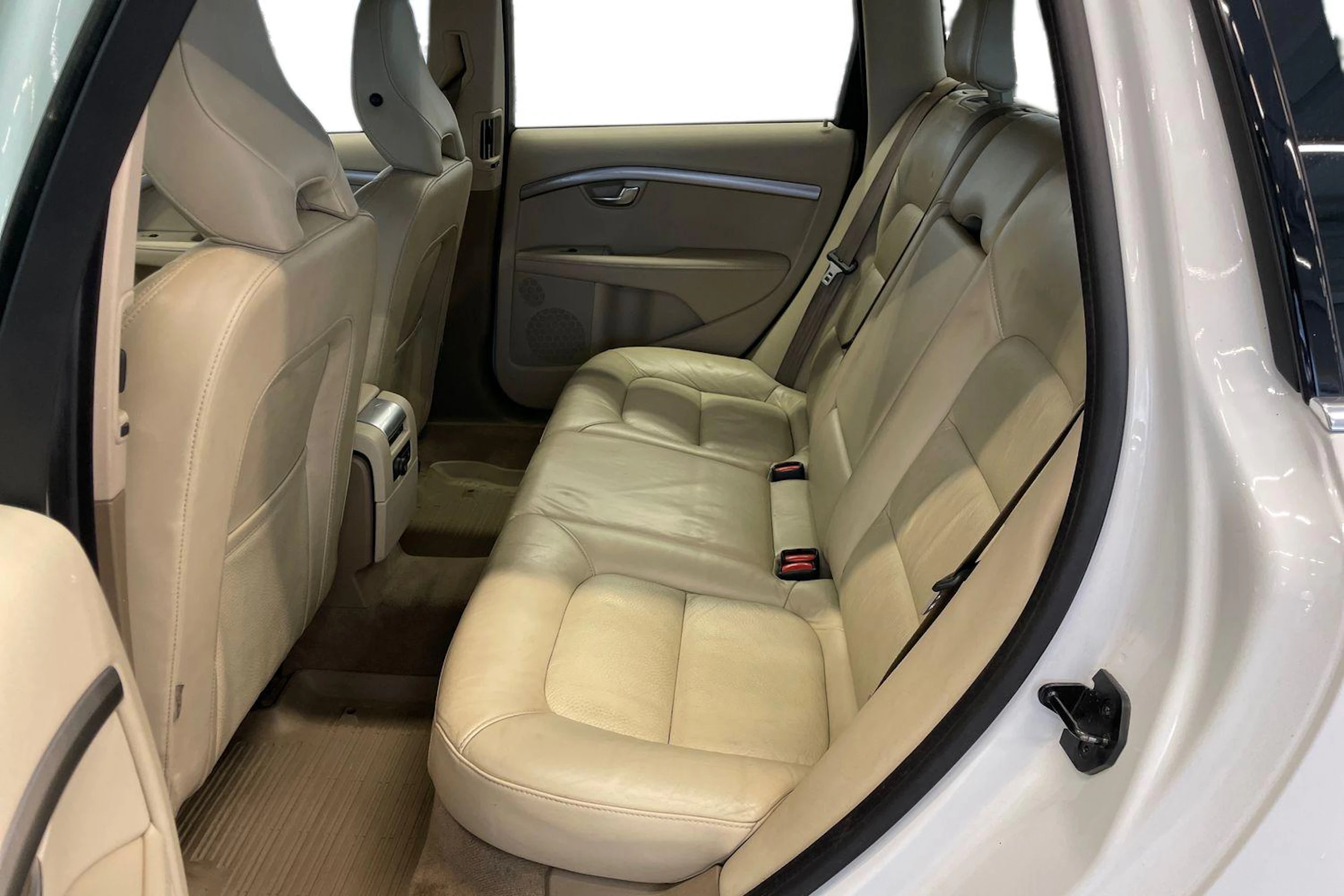 valkoinen Volvo V70 2012 kuva 8.