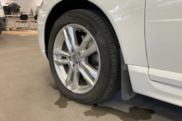 valkoinen Volvo V70 2012 kuva 10.