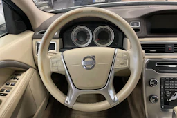 valkoinen Volvo V70 2012 kuva 13.