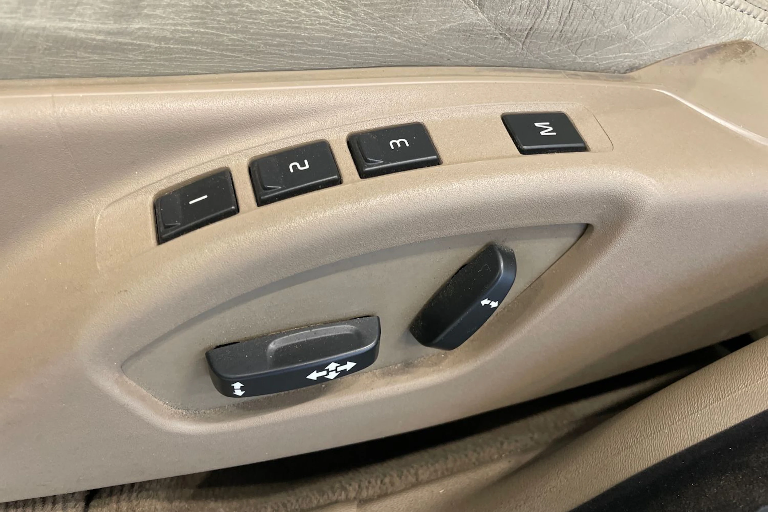 valkoinen Volvo V70 2012 kuva 15.