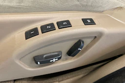 valkoinen Volvo V70 2012 kuva 15.