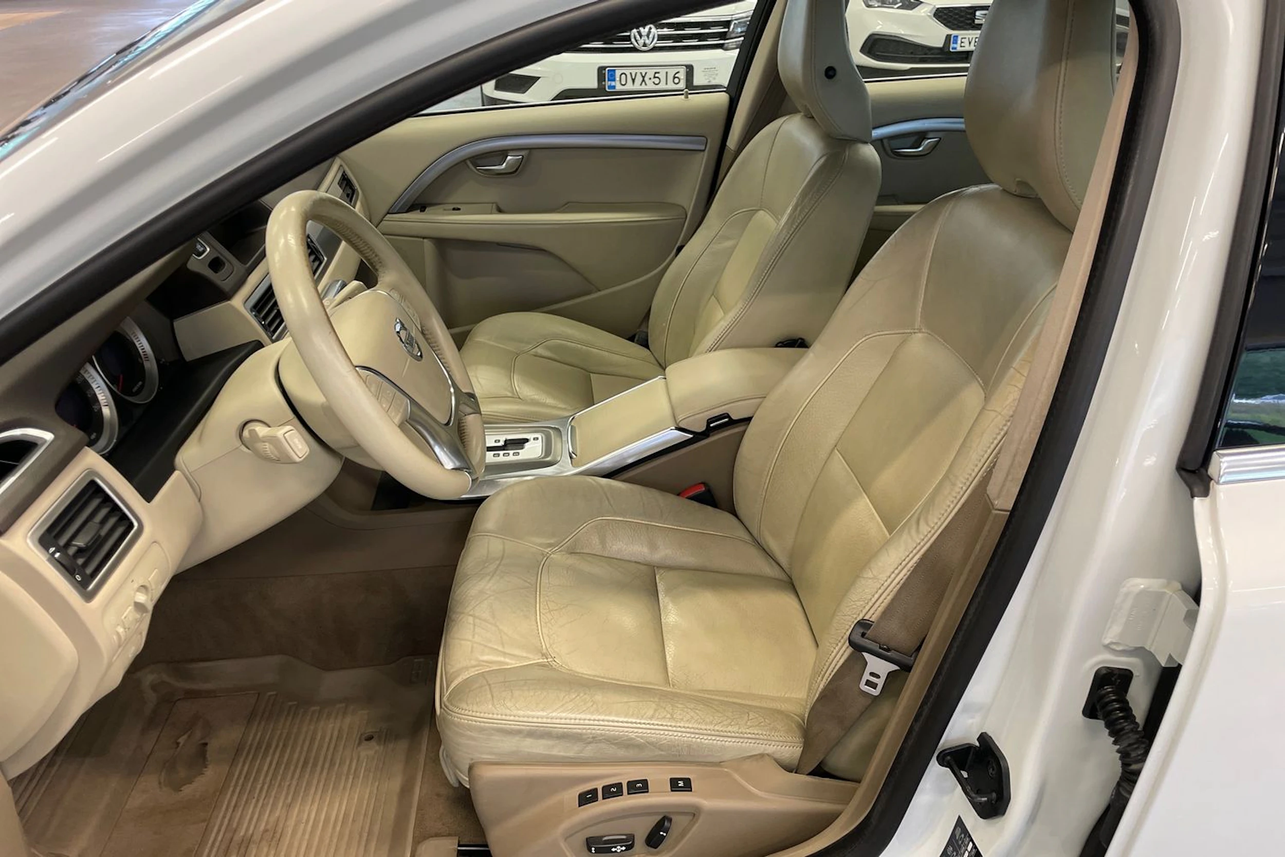 valkoinen Volvo V70 2012 kuva 16.