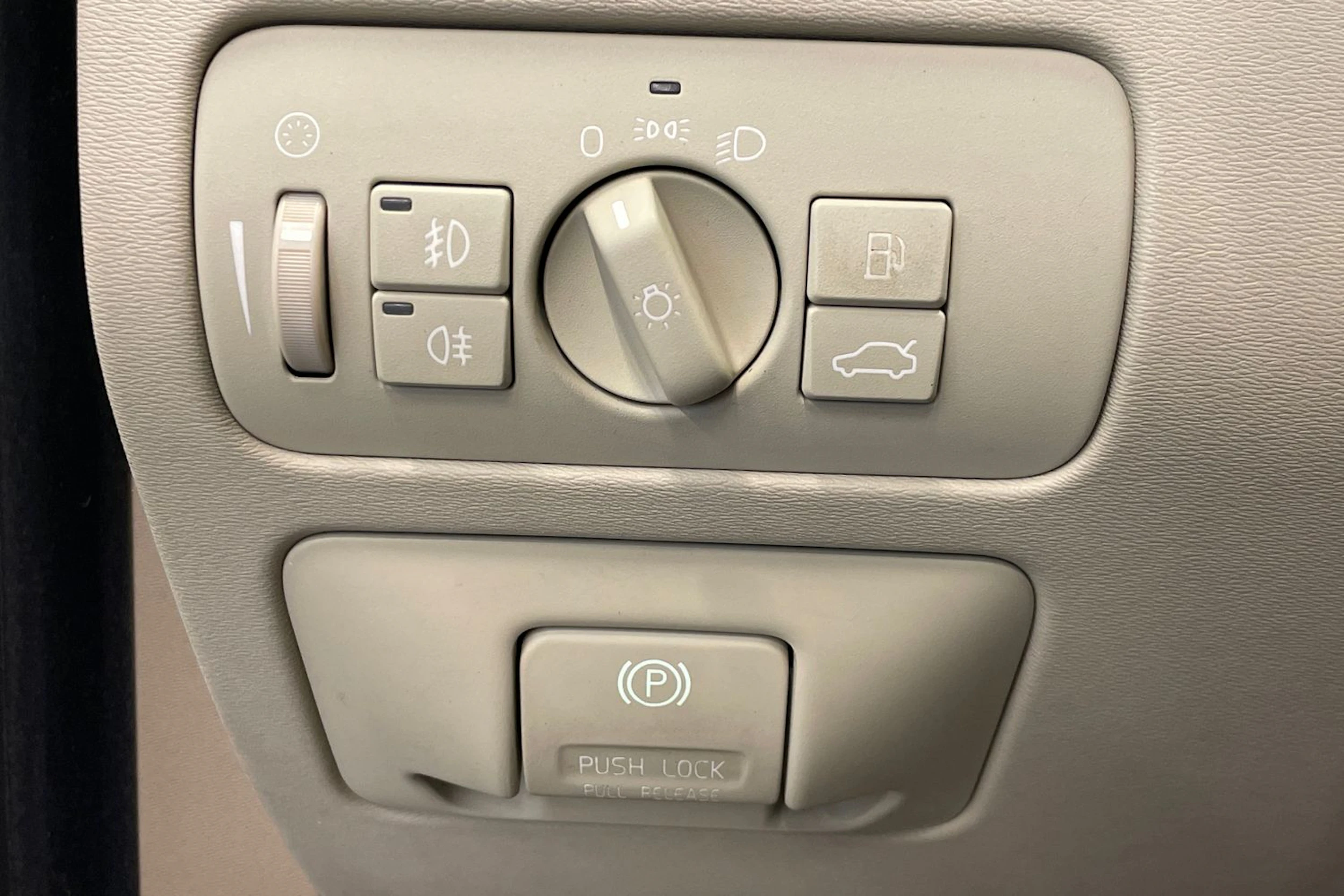 valkoinen Volvo V70 2012 kuva 18.