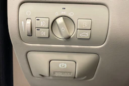 valkoinen Volvo V70 2012 kuva 18.