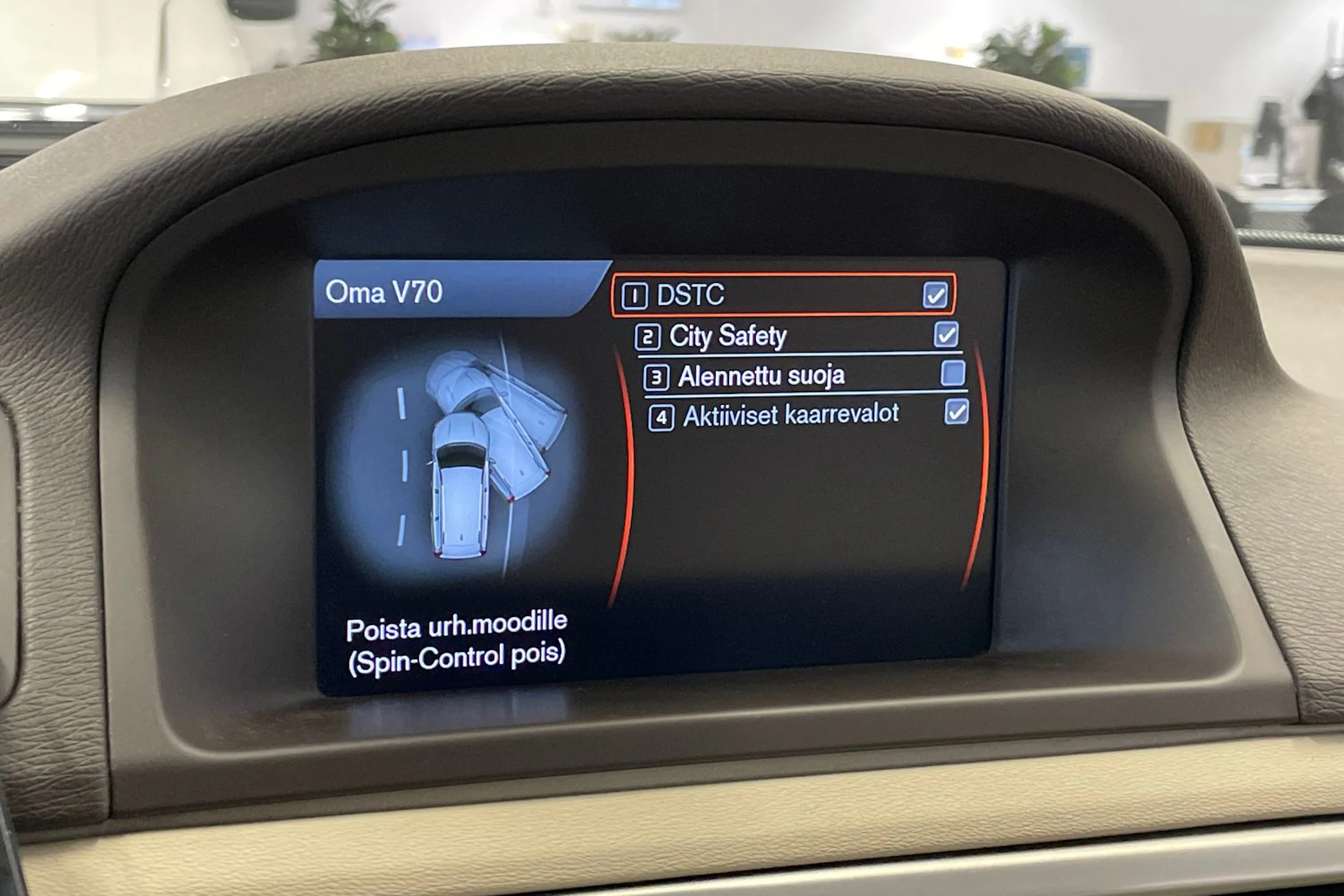 valkoinen Volvo V70 2012 kuva 20.