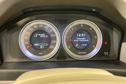 valkoinen Volvo V70 2012 kuva 24.