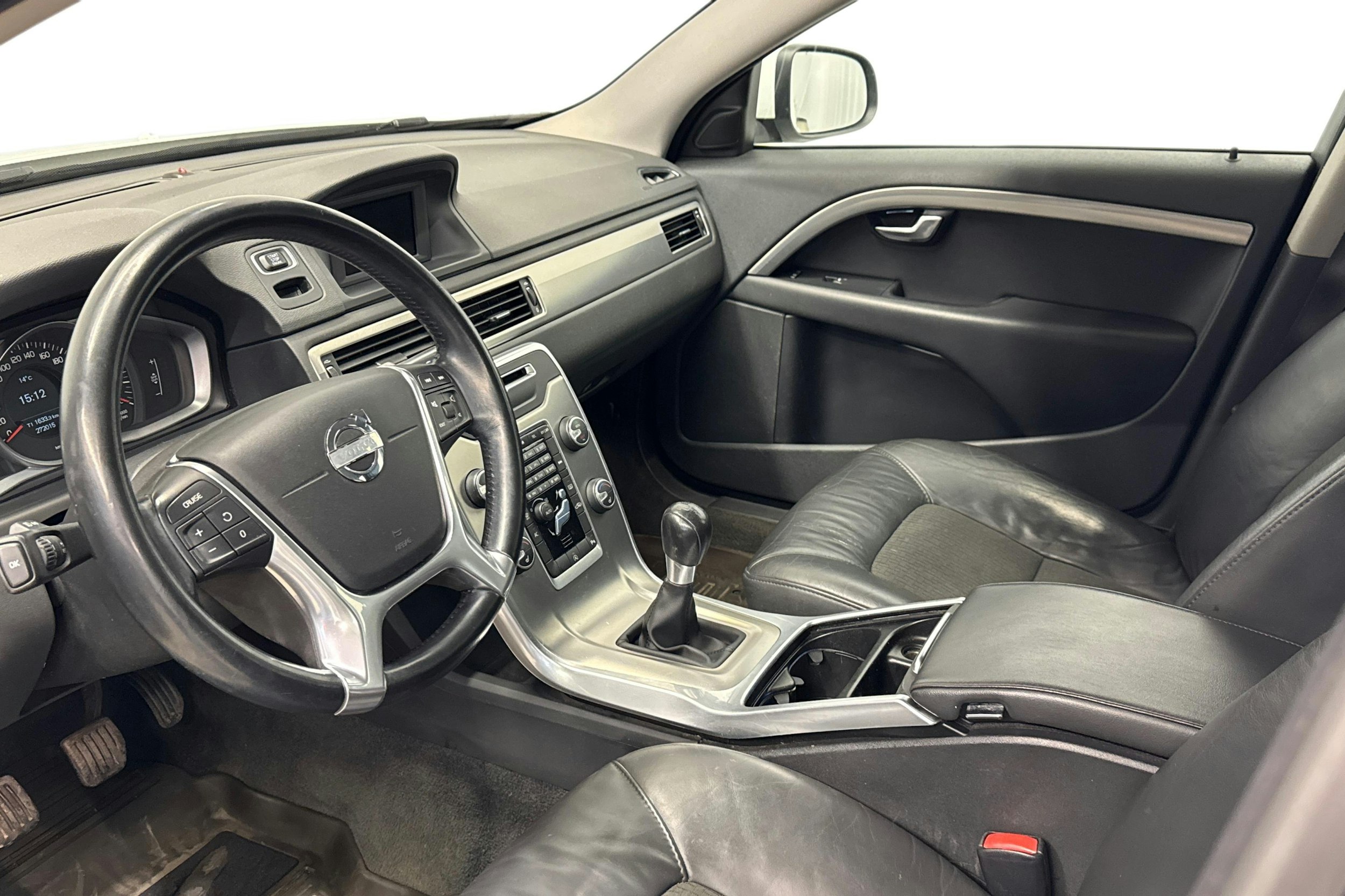 valkoinen Volvo V70 2013 kuva 7.