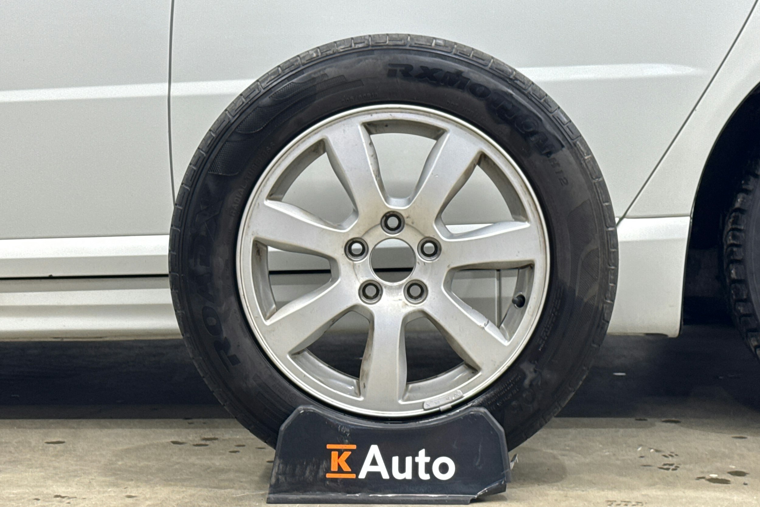 valkoinen Volvo V70 2013 kuva 13.