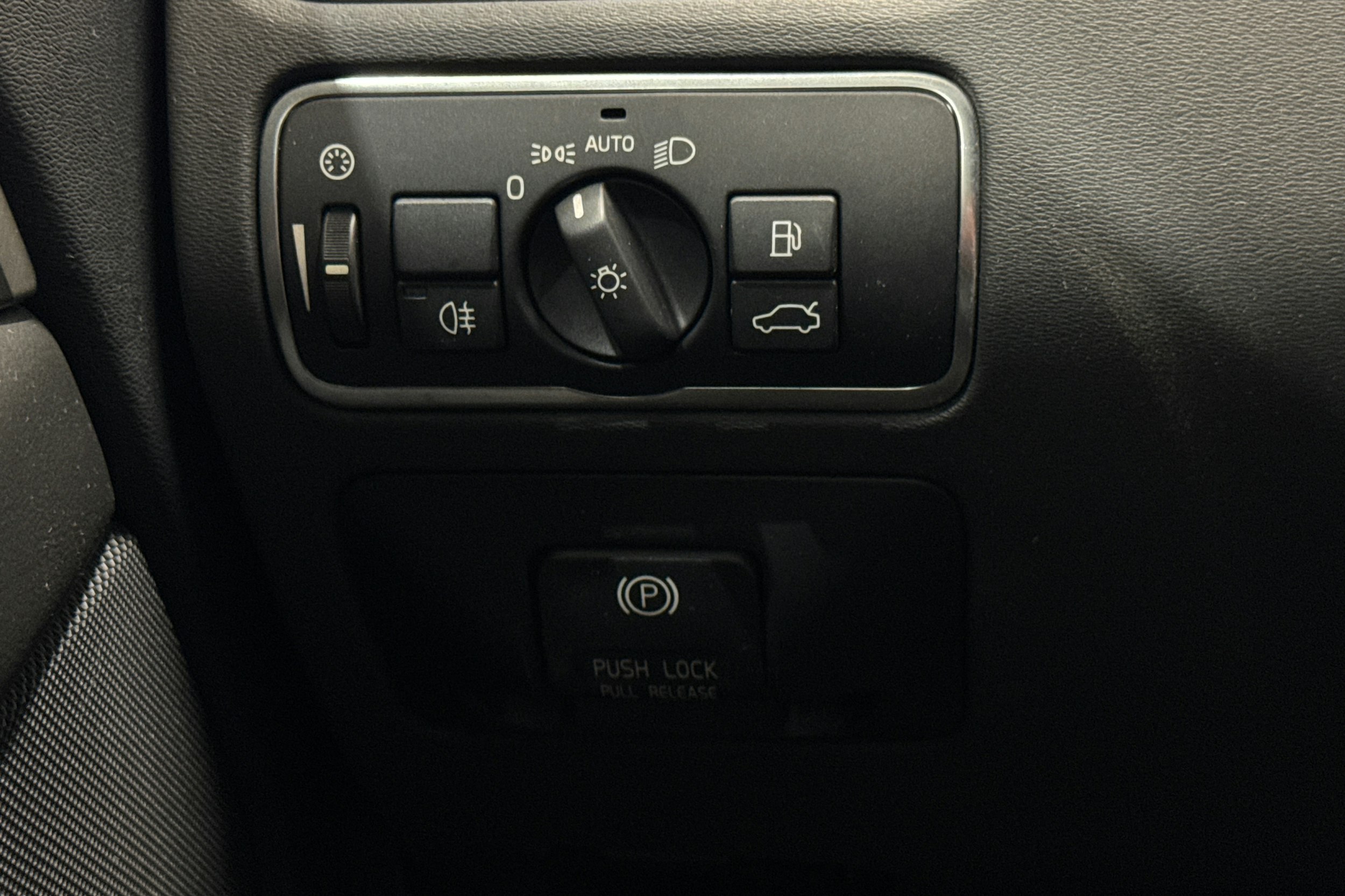 valkoinen Volvo V70 2013 kuva 17.