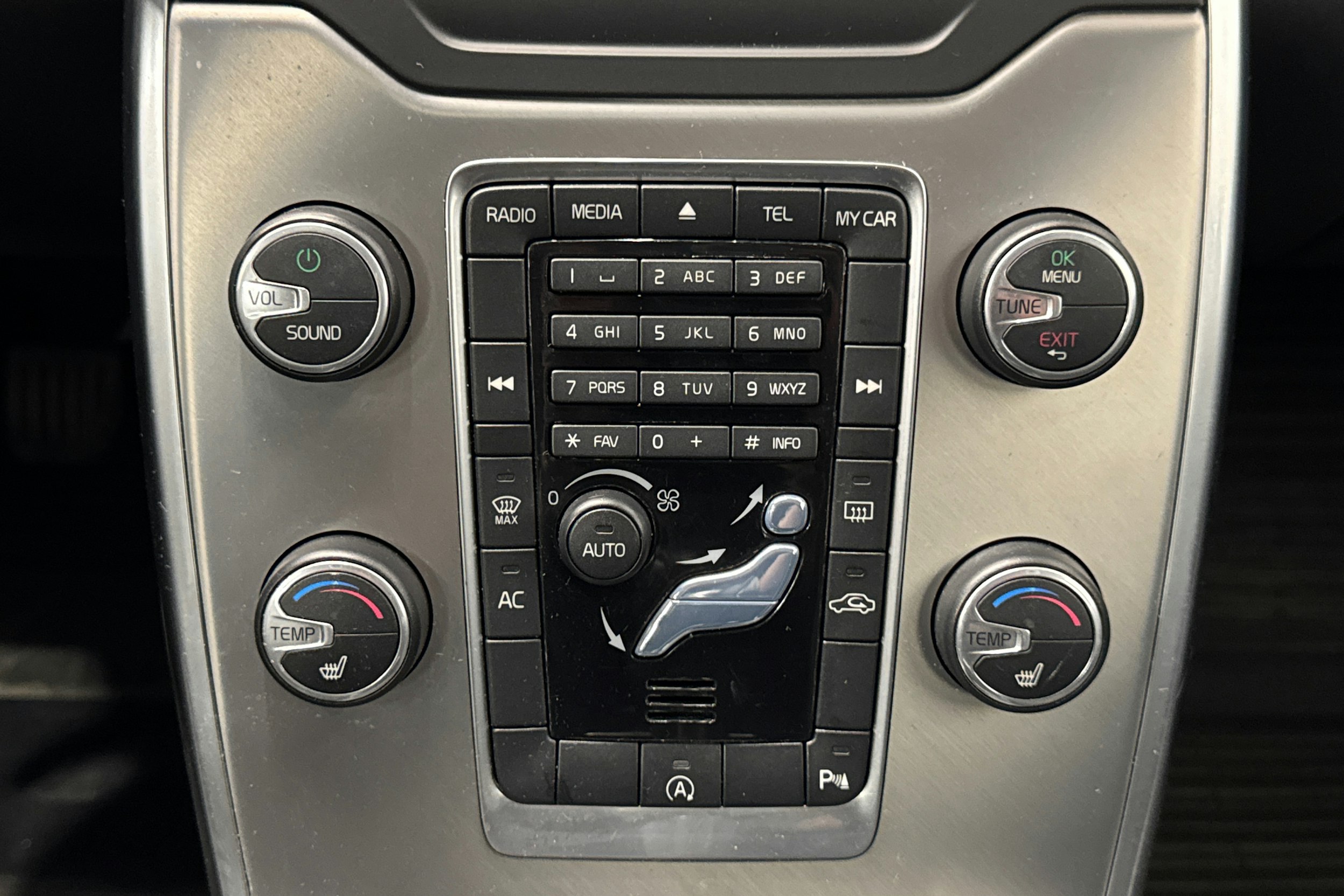 valkoinen Volvo V70 2013 kuva 20.