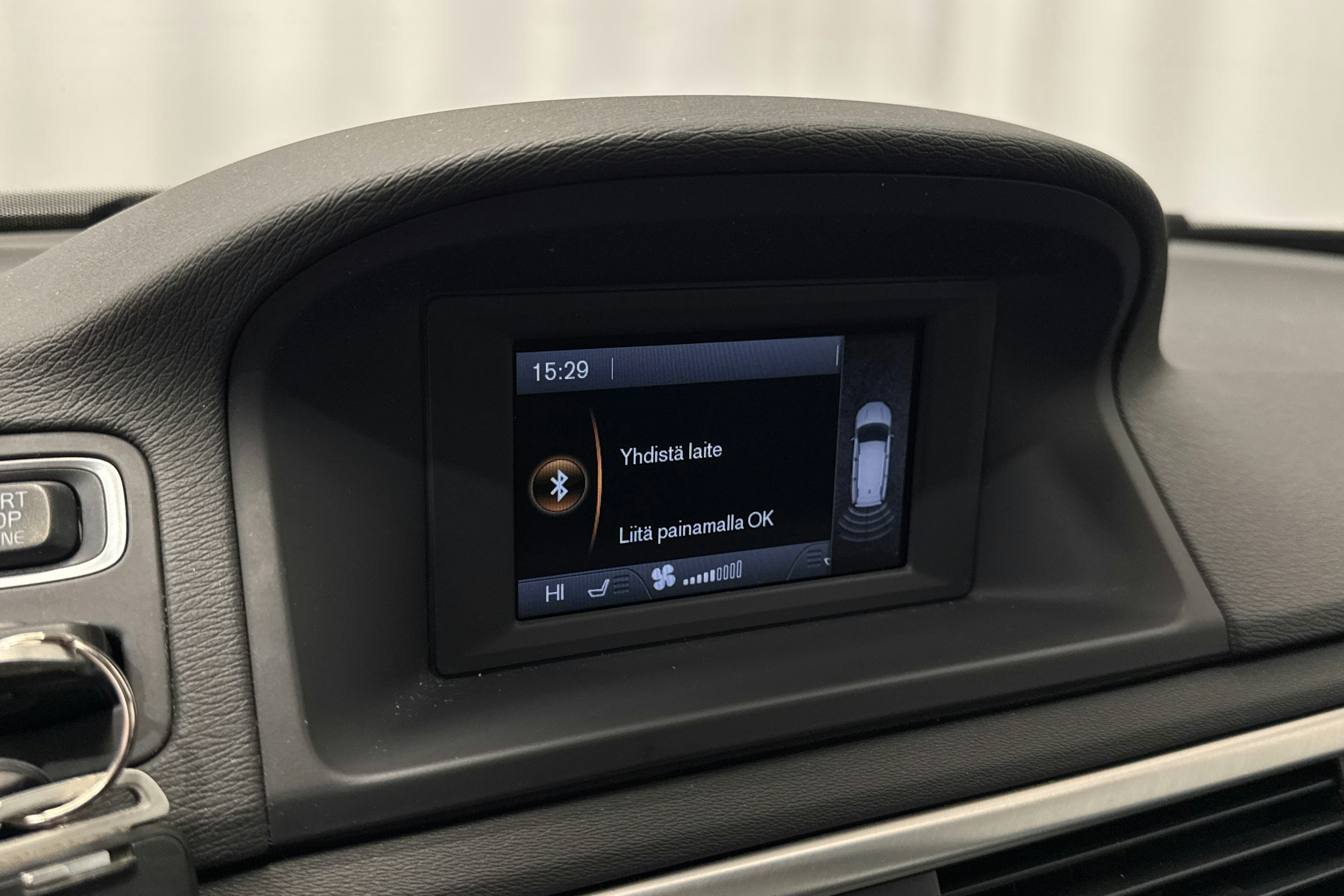 valkoinen Volvo V70 2013 kuva 23.