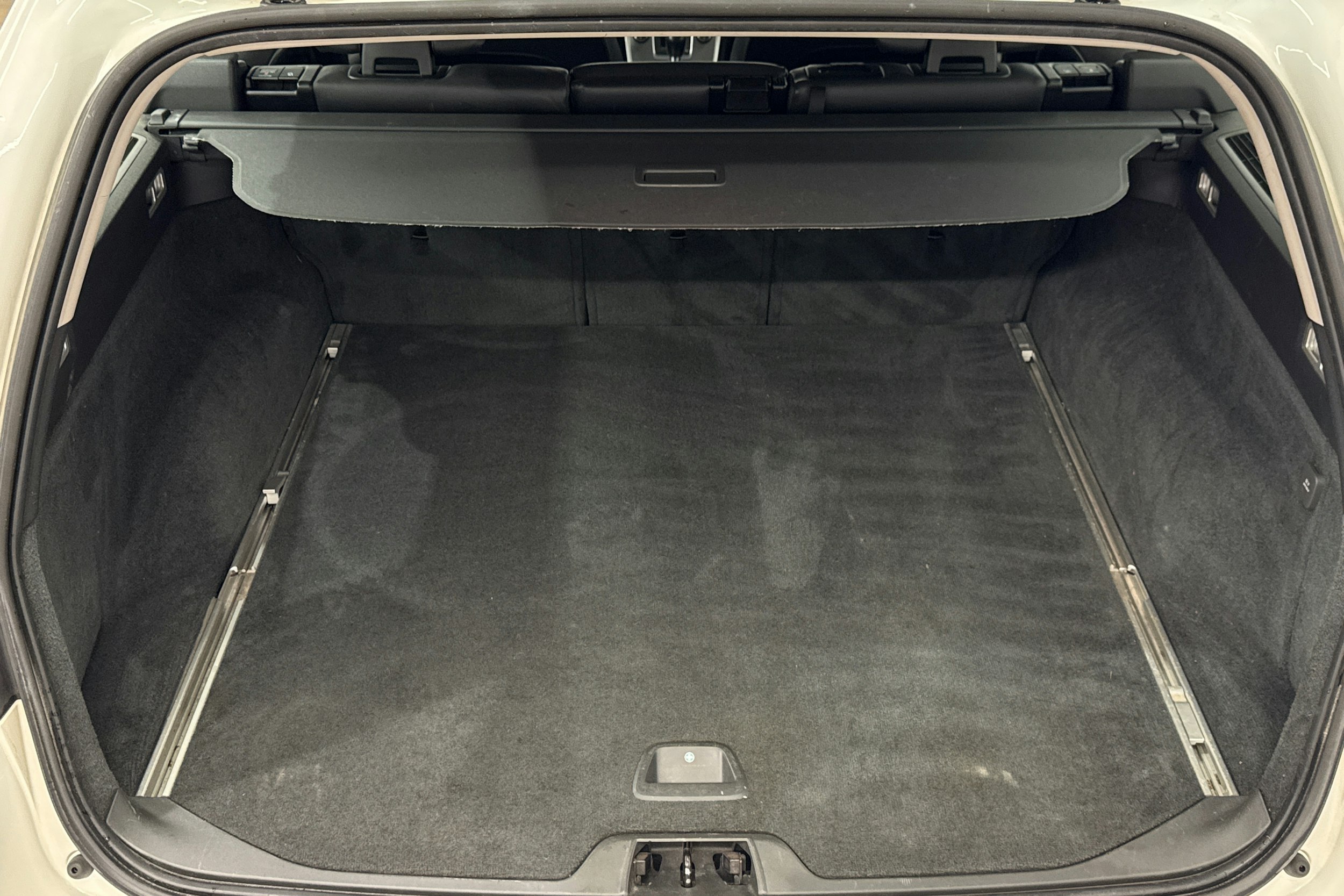 valkoinen Volvo V70 2013 kuva 24.