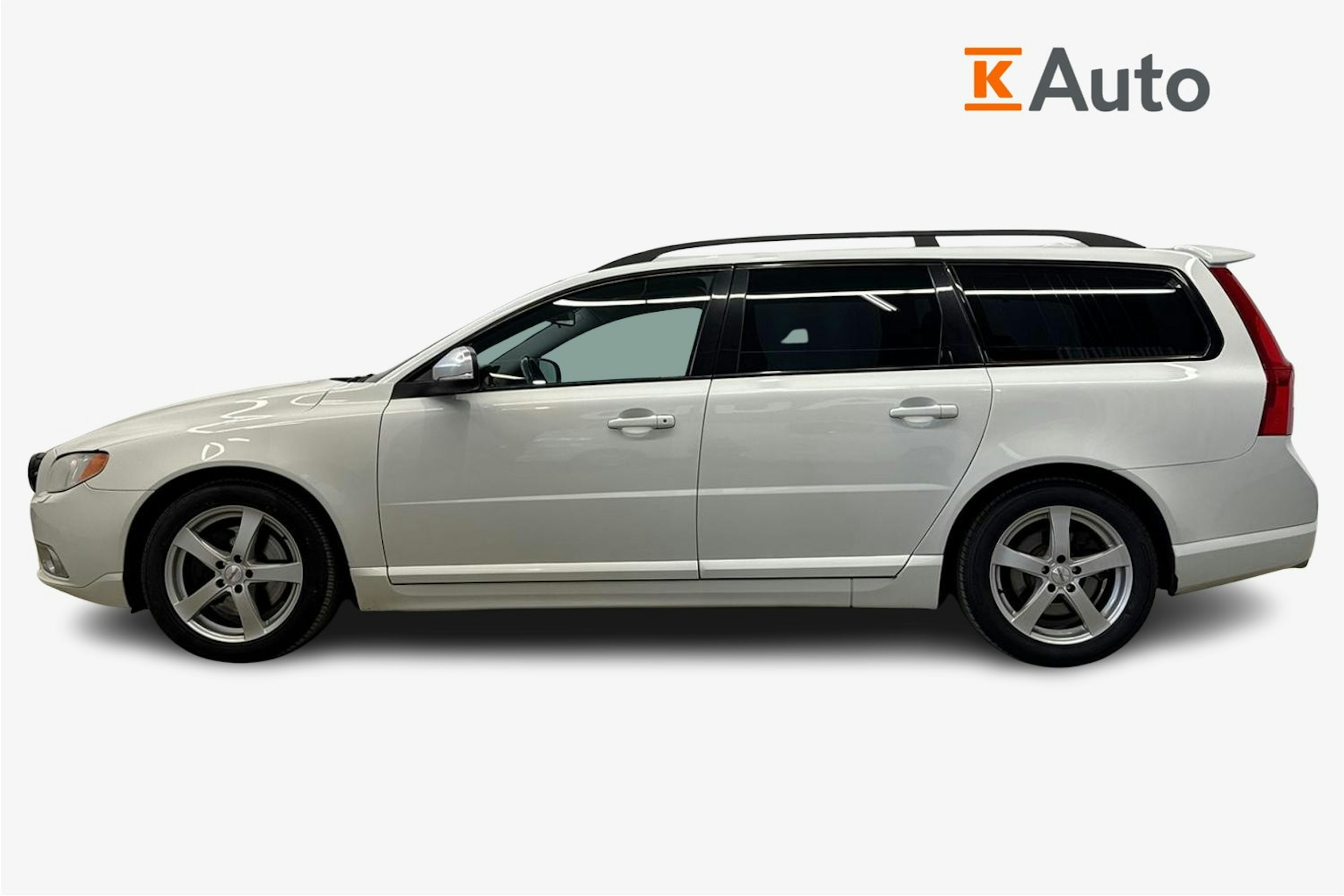 valkoinen Volvo V70 2013 kuva 6.