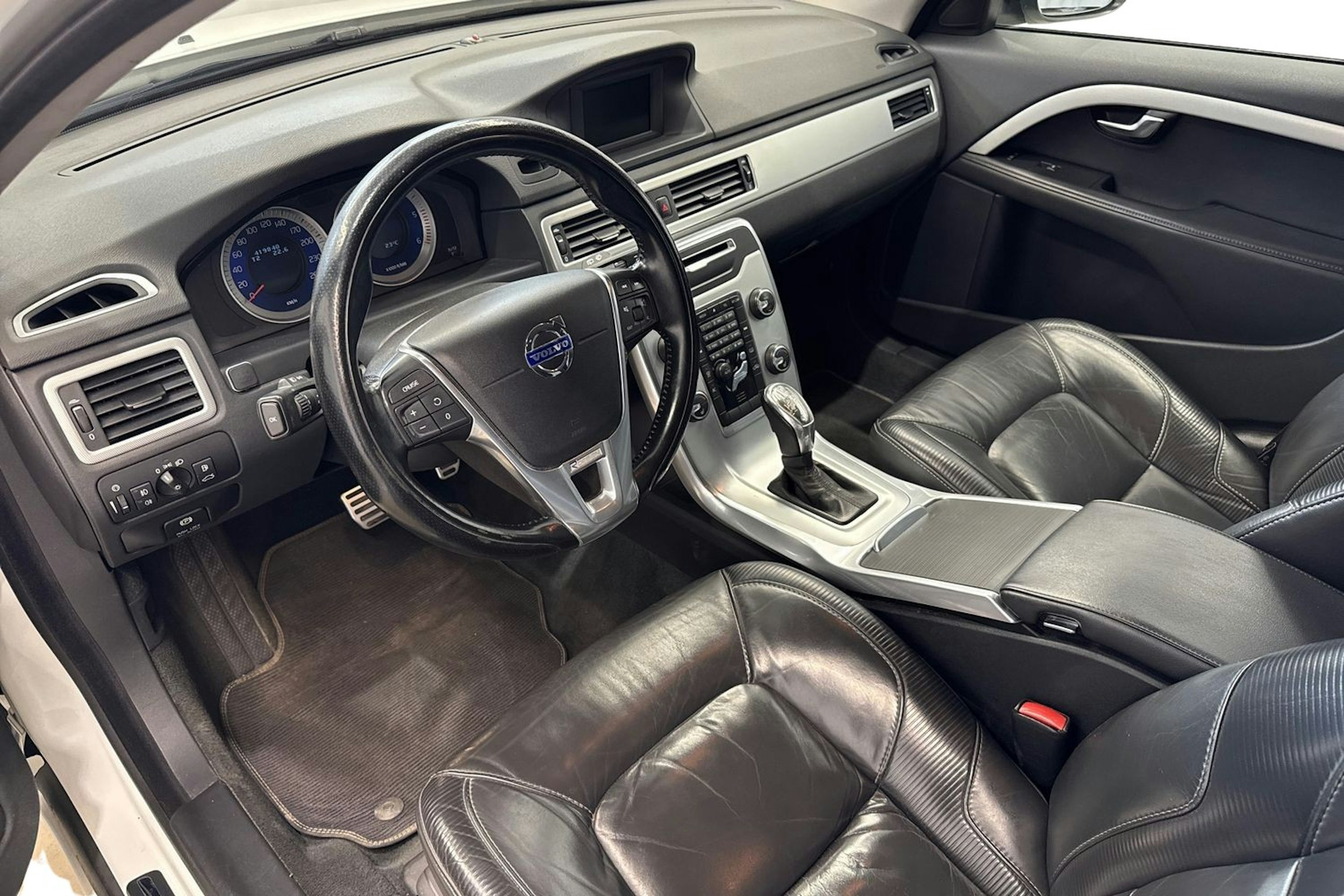 valkoinen Volvo V70 2013 kuva 7.