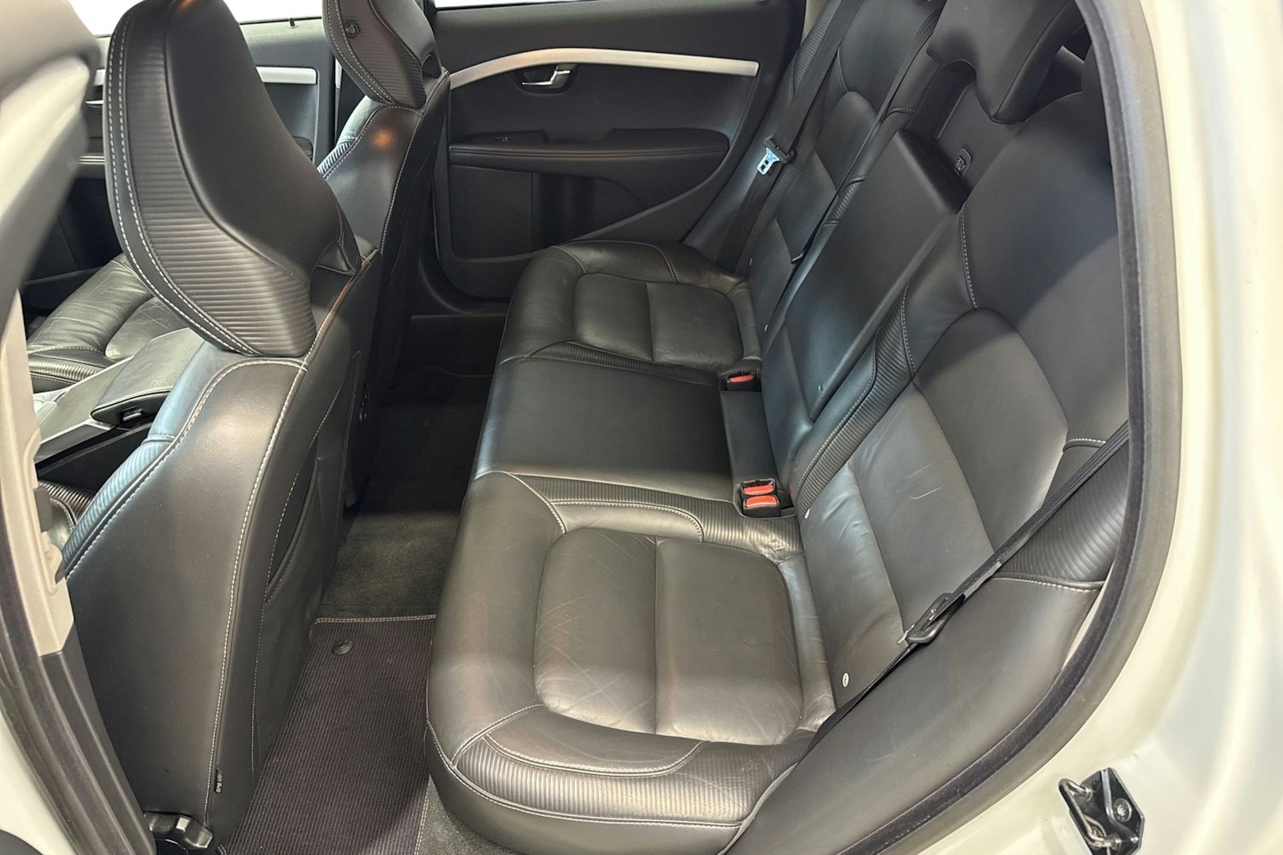 valkoinen Volvo V70 2013 kuva 10.